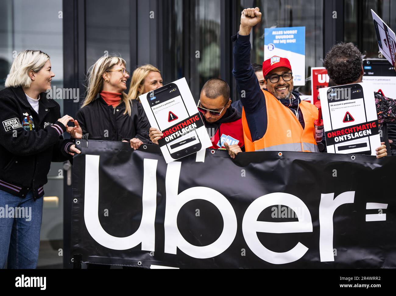 AMSTERDAM - les conducteurs qui conduisent pour l'application de taxi Uber font campagne contre le faux emploi de soi. Les actions ont lieu à Bruxelles, Genève, Londres et Paris, avec lesquelles les conducteurs veulent faire respecter les lois gouvernementales. ANP FREEK VAN DEN BERGH pays-bas hors - belgique hors Banque D'Images