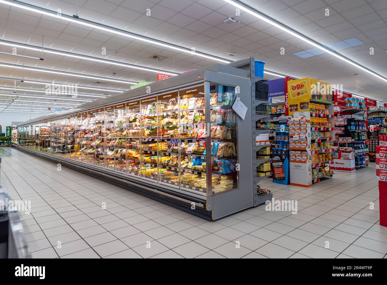 Italie - 25 mai 2023: Grand comptoir réfrigéré avec des produits frais tels que les pâtes et le fromage à l'intérieur d'un supermarché italien Banque D'Images