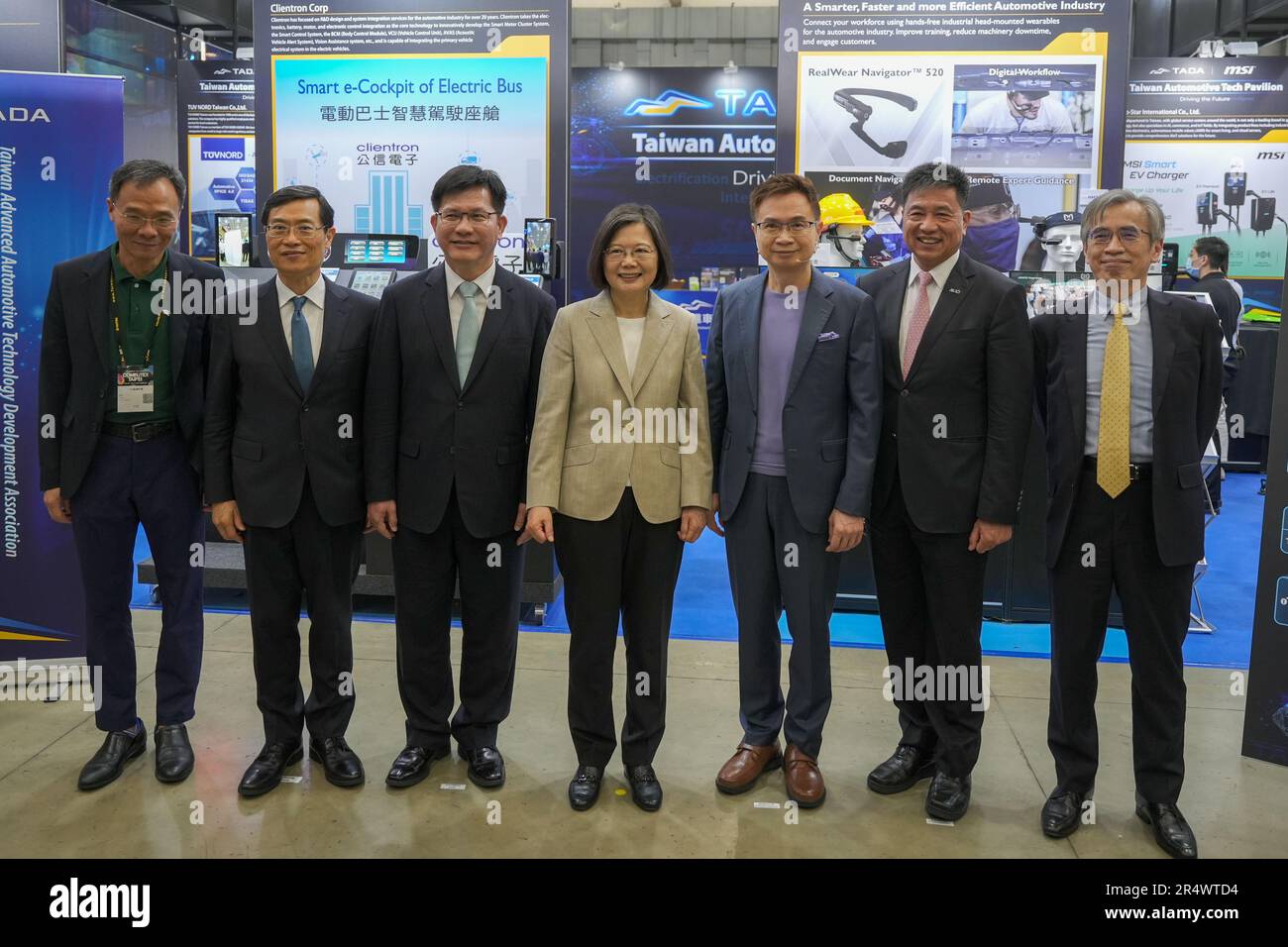 Taipei, Taïwan. 30th mai 2023. Tsai Ing-Wen, Le président taïwanais pose une photo lors de la cérémonie d'ouverture de COMPUTEX 2023 à Taipei l'édition 2023 de COMPUTEX se déroule du 30 mai au 02 juin 2023 et rassemble plus de 1 000 exposants de 26 pays différents avec 3000 stands pour présenter leurs derniers produits et signer des commandes avec acheteurs étrangers. Crédit : SOPA Images Limited/Alamy Live News Banque D'Images