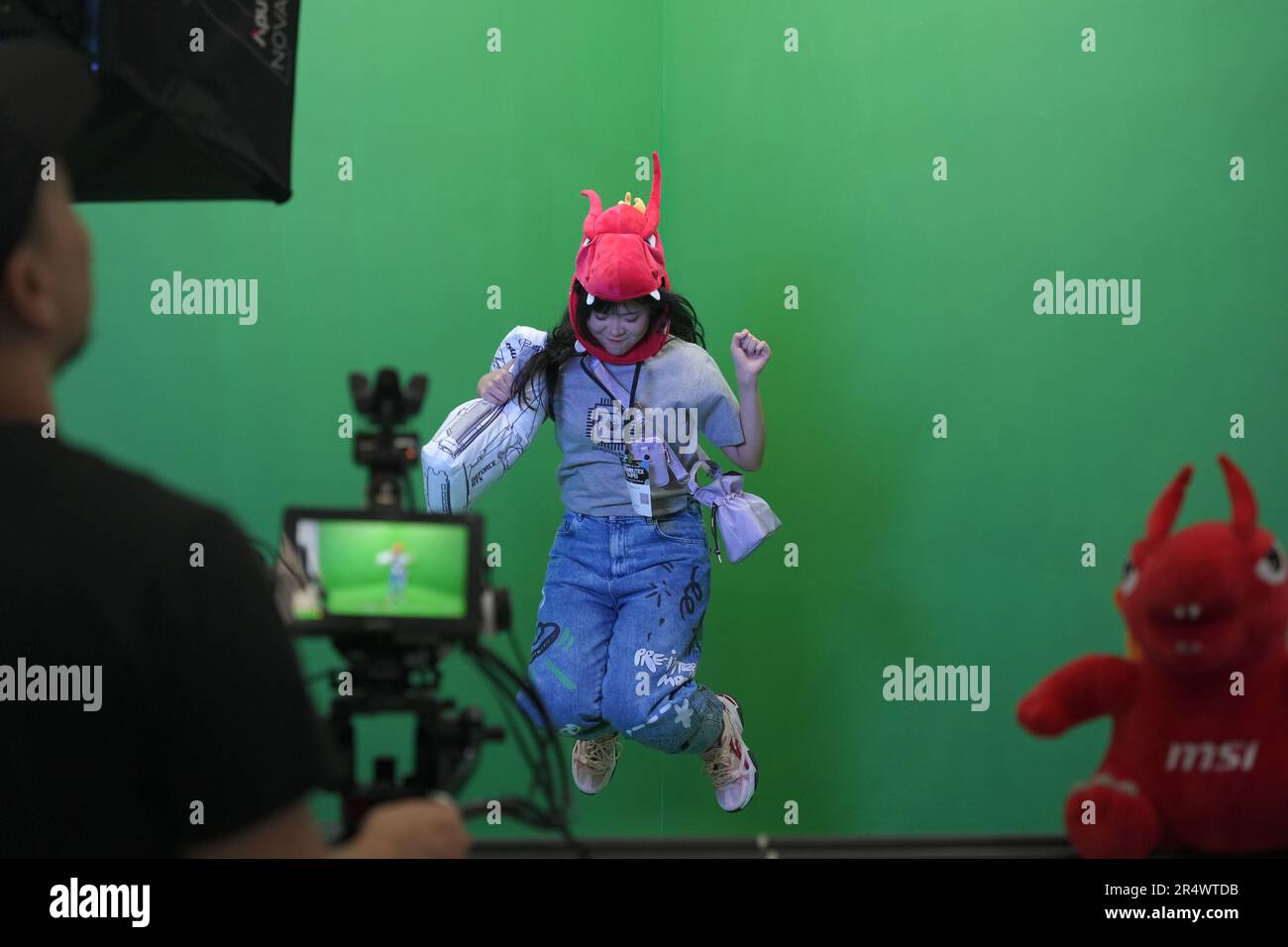 Taipei, Taïwan. 30th mai 2023. Une personne posant pour la vidéo avec un écran vert sur simuler un environnement VR au COMPUTEX 2023 à Taipei. L'édition 2023 de COMPUTEX se déroule du 30 mai au 02 juin 2023 et rassemble plus de 1 000 exposants de 26 pays différents avec 3000 stands pour présenter leurs derniers produits et signer des commandes avec des acheteurs étrangers. Crédit : SOPA Images Limited/Alamy Live News Banque D'Images
