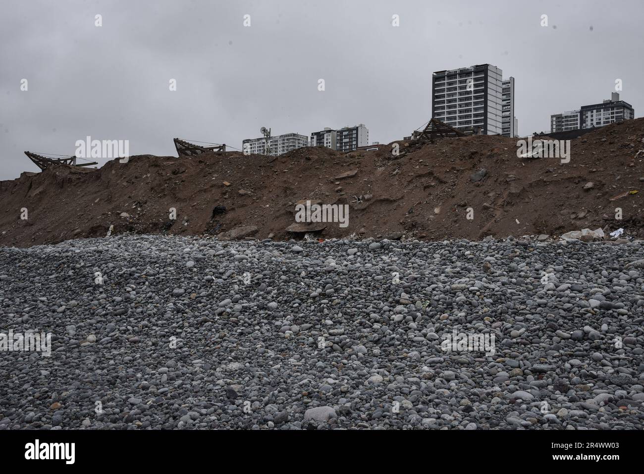 Nicolas Remene / le Pictorium - phénomène El Nino sur la côte nord du Pérou - 7/10/2018 - Pérou / Lima / Lima - Magdalena del Mar, une station balnéaire de la province de Lima au Pérou, le 7 octobre 2018. Les travaux de développement urbain tentent de gagner un peu sur la côte de la capitale péruvienne. Lima, comme beaucoup de villes côtières et de villages dans le nord doit traiter régulièrement les dangers climatiques causés par l'alternance périodique des phénomènes El Niño et la Nina. --------------------------------------- Le phénomène El Nino sur la côte nord du Pérou au nord de Banque D'Images