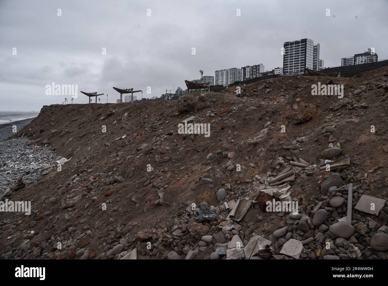 Nicolas Remene / le Pictorium - phénomène El Nino sur la côte nord du Pérou - 7/10/2018 - Pérou / Lima / Lima - Magdalena del Mar, une station balnéaire de la province de Lima au Pérou, le 7 octobre 2018. Les travaux de développement urbain tentent de gagner un peu sur la côte de la capitale péruvienne. Lima, comme beaucoup de villes côtières et de villages dans le nord doit traiter régulièrement les dangers climatiques causés par l'alternance périodique des phénomènes El Niño et la Nina. --------------------------------------- Le phénomène El Nino sur la côte nord du Pérou au nord de Banque D'Images