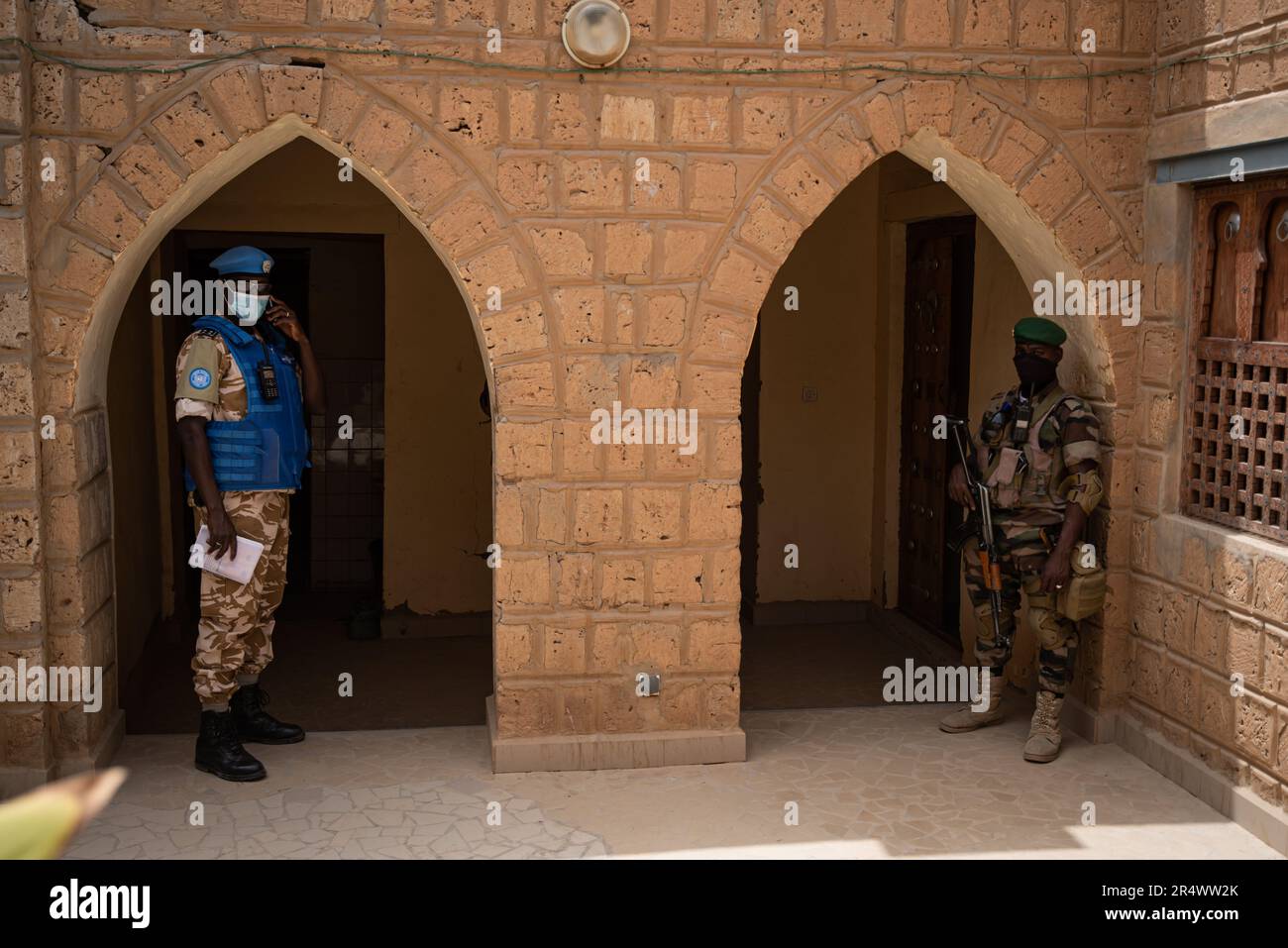 Nicolas Remene / le Pictorium - police des Nations Unies (UNPOL) et UNDSS au Mali - 31/3/2021 - Mali / Tombouctou / Tombouctou - Un soldat malien (Fama) et un casque bleu de la police des Nations Unies (UNPOL - MINUSMA) Au Mali assurer la sécurité d'une délégation étrangère lors d'une visite officielle à Tombouctou le 31 mars 2021. Banque D'Images