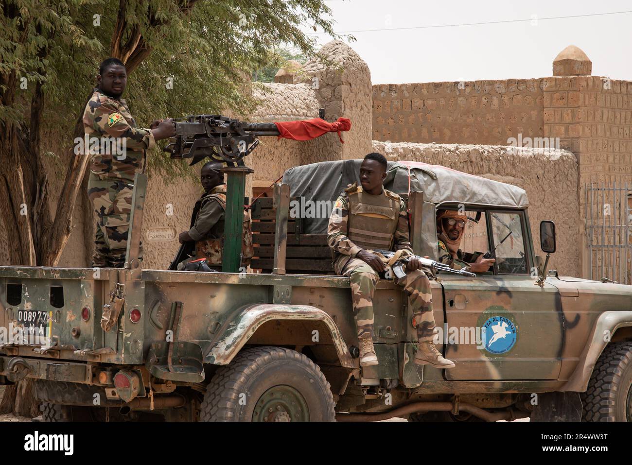 Nicolas Remene / le Pictorium - police des Nations Unies (UNPOL) et UNDSS au Mali - 31/3/2021 - Mali / Tombouctou / Tombouctou - des soldats des forces armées maliennes (Fama) ont sécurisé la place Sankore lors d'une visite officielle d'une délégation étrangère et du gouverneur de Tombouctou à Ahmed Centre Baba (IHERI-ABT) le 31 mars 2021. Banque D'Images