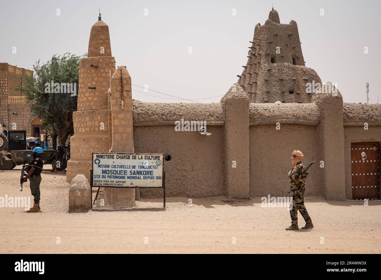 Nicolas Remene / le Pictorium - police des Nations Unies (UNPOL) et UNDSS au Mali - 31/3/2021 - Mali / Tombouctou / Tombouctou - les casques bleus de la police des Nations Unies (UNPOL) au Mali et du Département de la sécurité et de la sûreté (UNDSS) opérant au sein de la MINUSMA assurent la sécurité d'une délégation Lors d'une visite de la place de l'indépendance et du monument Al Farouk à Tombouctou le 31 mars 2021. Banque D'Images