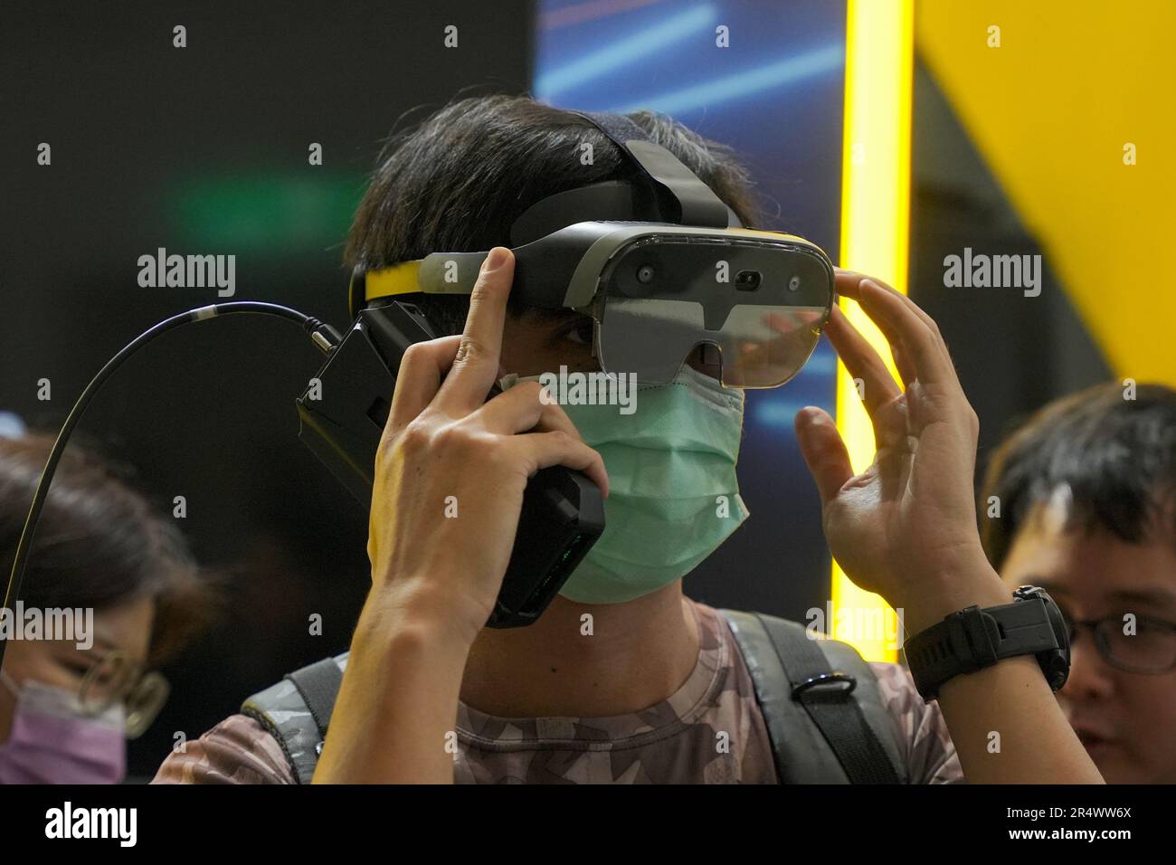 Taipei, Taïwan. 30th mai 2023. Une personne a vu utiliser un micro-casque AR au stand NVIDIA au COMPUTEX 2023 à Taipei. L'édition 2023 de COMPUTEX se déroule du 30 mai au 02 juin 2023 et rassemble plus de 1 000 exposants de 26 pays différents avec 3000 stands pour présenter leurs derniers produits et signer des commandes avec des acheteurs étrangers. (Photo de Walid Berrazeg/SOPA Images/Sipa USA) crédit: SIPA USA/Alay Live News Banque D'Images