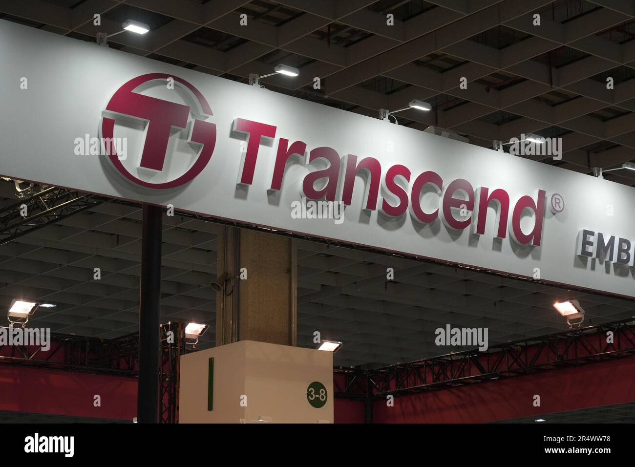 Taipei, Taïwan. 30th mai 2023. Logo de Transcend, société taïwanaise qui fabrique et distribue des produits de mémoire vus au COMPUTEX 2023 à Taipei. L'édition 2023 de COMPUTEX se déroule du 30 mai au 02 juin 2023 et rassemble plus de 1 000 exposants de 26 pays différents avec 3000 stands pour présenter leurs derniers produits et signer des commandes avec des acheteurs étrangers. (Photo de Walid Berrazeg/SOPA Images/Sipa USA) crédit: SIPA USA/Alay Live News Banque D'Images