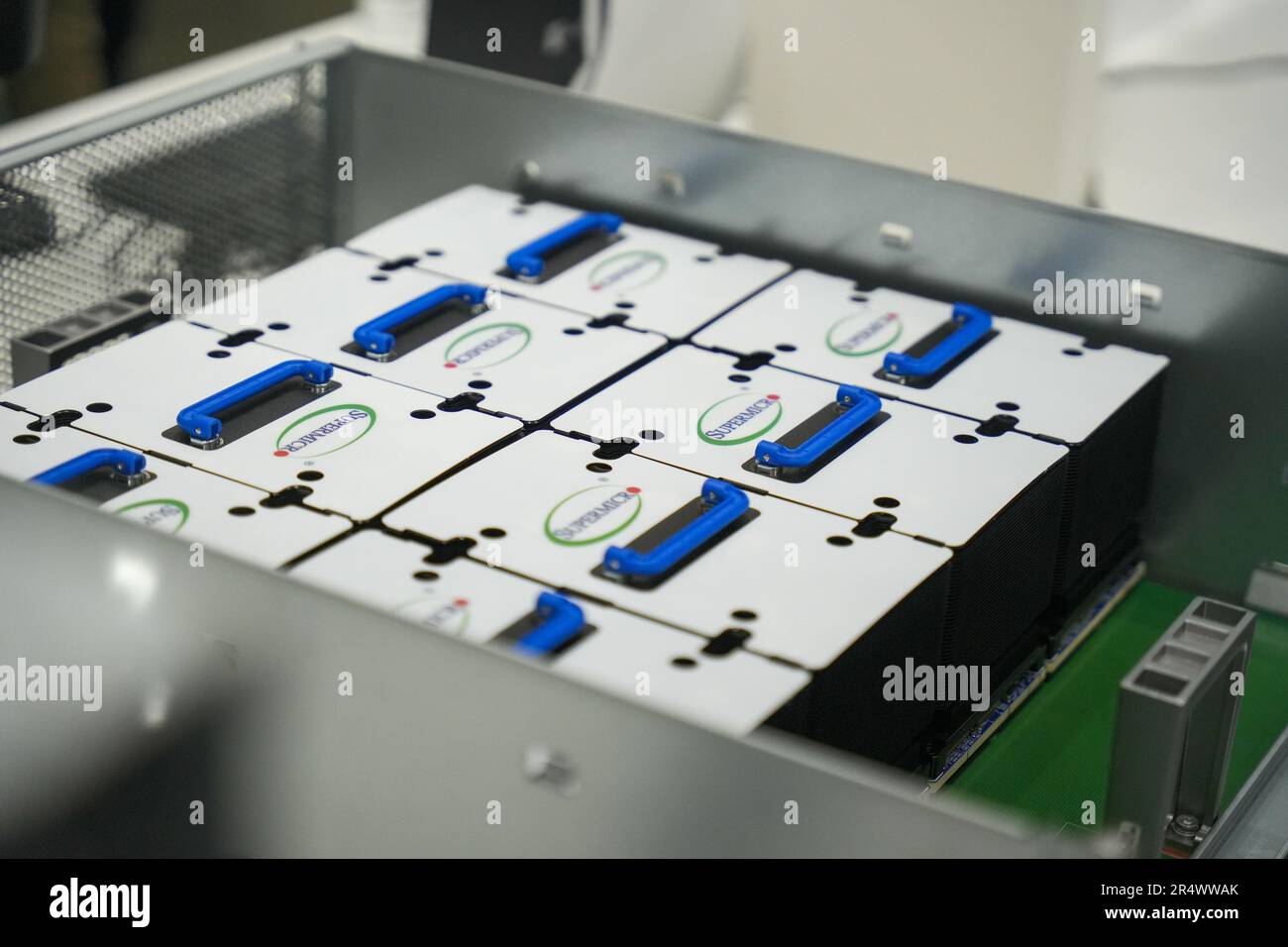 Taipei, Taïwan. 30th mai 2023. Un cluster Supermicro vu à COMPUTEX 2023 à Taipei. L'édition 2023 de COMPUTEX se déroule du 30 mai au 02 juin 2023 et rassemble plus de 1 000 exposants de 26 pays différents avec 3000 stands pour présenter leurs derniers produits et signer des commandes avec des acheteurs étrangers. (Photo de Walid Berrazeg/SOPA Images/Sipa USA) crédit: SIPA USA/Alay Live News Banque D'Images