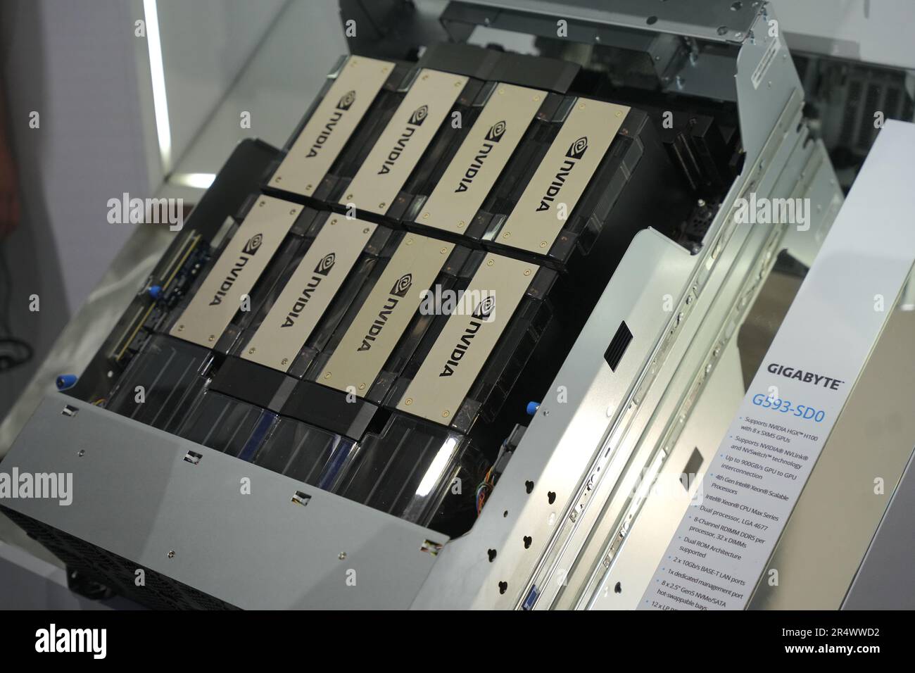 Taipei, Taïwan. 30th mai 2023. Un cluster d'ordinateurs NVIDIA Grace Hopper Superchip vu au stand de Gigabyte au COMPUTEX 2023 à Taipei. L'édition 2023 de COMPUTEX se déroule du 30 mai au 02 juin 2023 et rassemble plus de 1 000 exposants de 26 pays différents avec 3000 stands pour présenter leurs derniers produits et signer des commandes avec des acheteurs étrangers. (Photo de Walid Berrazeg/SOPA Images/Sipa USA) crédit: SIPA USA/Alay Live News Banque D'Images