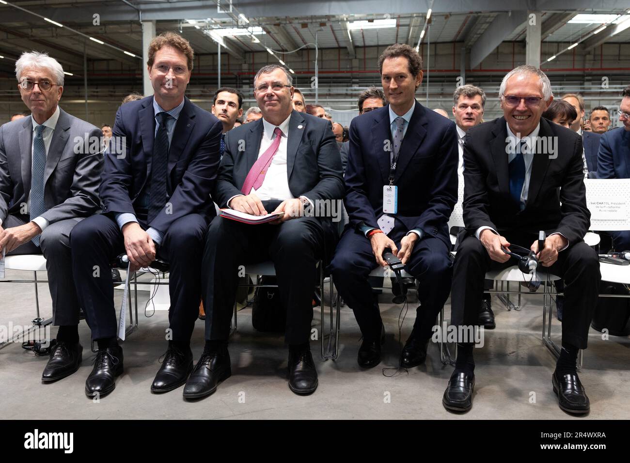 Billy Berclau, France. 30th mai 2023. Yann Vincent, PDG d'ACC, Ola Kallenius, PDG de Mercedes-Benz, Patrick Pouyanne, PDG de TotalEnergies, John Elkann, Président de Stellantis, et Carlos Tavares, PDG de Stellantis, Assister à l'inauguration du gigalactory of Automotive Cells Company (ACC), une coentreprise de Stellantis, TotalEnergies et Mercedes, à Billy-Berclau-Douvrin, dans le nord de la France, à 30 mai, 2023. Photo de Raphael Lafargue/ABACAPRESS.COM crédit: Abaca Press/Alay Live News Banque D'Images