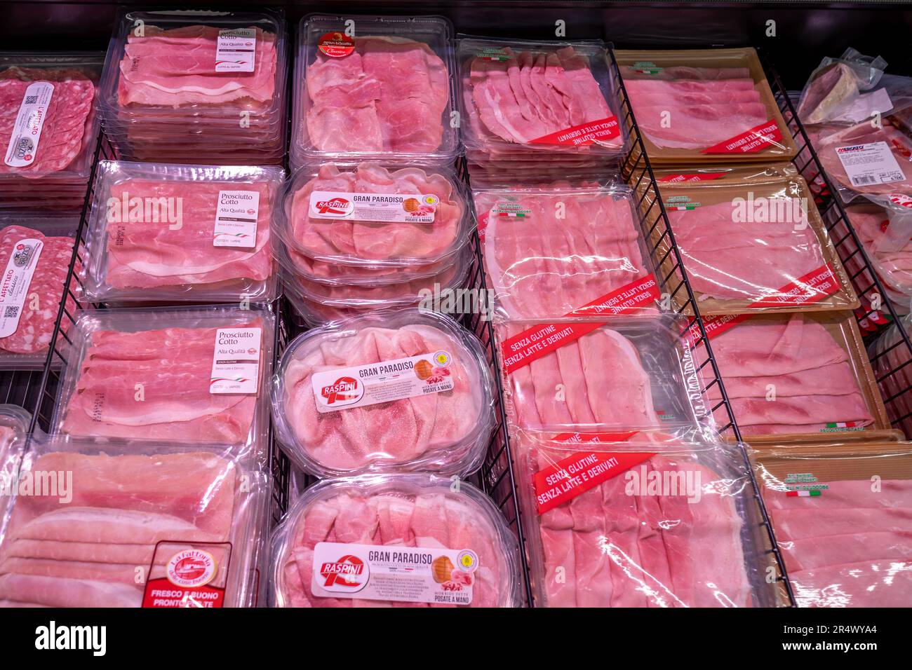Italie - 25 mai 2023: Jambon cuit en tranches emballé dans des plateaux en plastique transparent à vendre dans un comptoir réfrigéré à l'intérieur d'un supermarché italien Banque D'Images