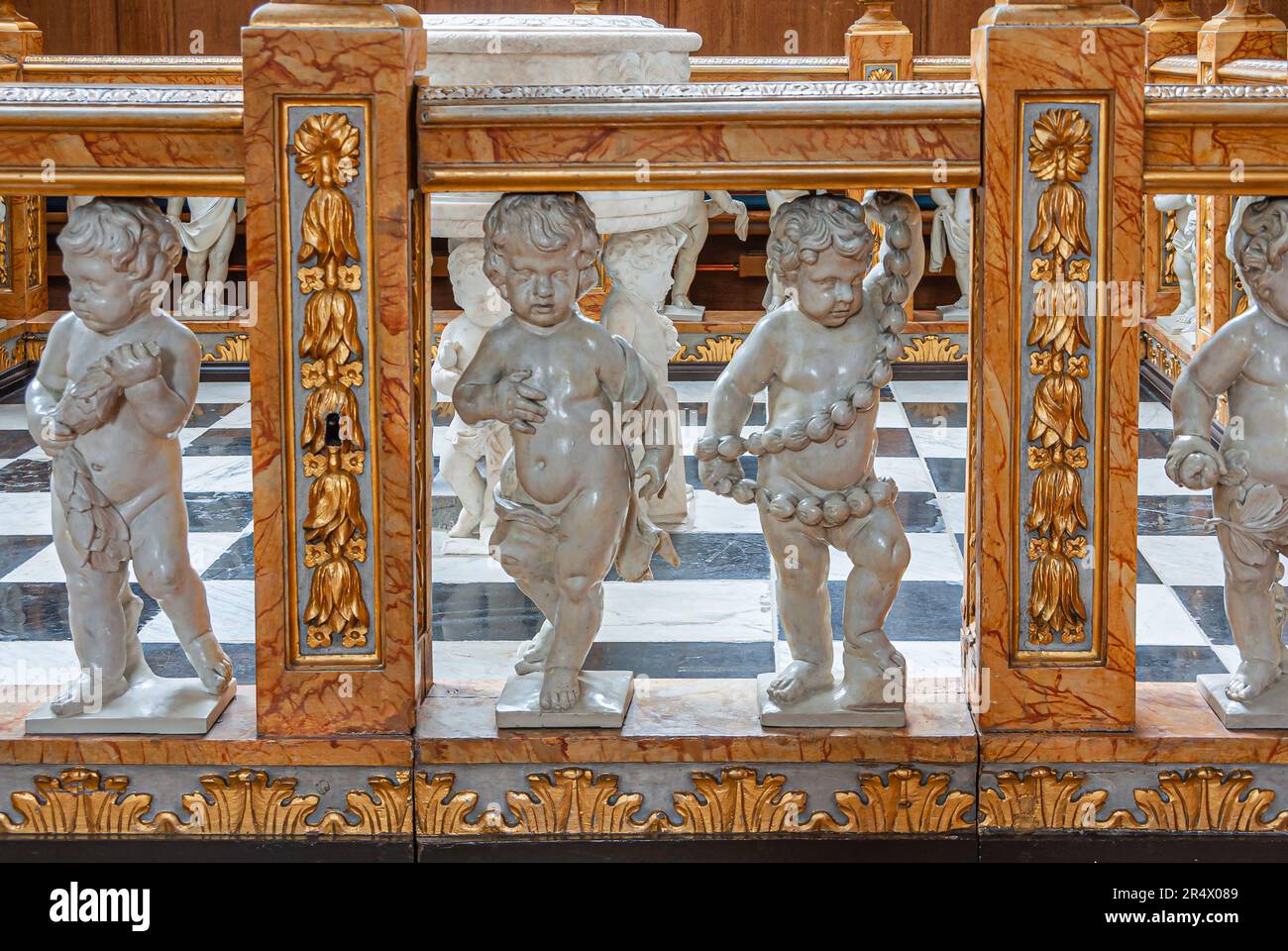 Copenhague, Danemark - 14 septembre 2010: Police baptismal Golden enclos detail closeup à l'église des Frelsers de VOR. Sculptés avec des figurines de garçon ange. Banque D'Images