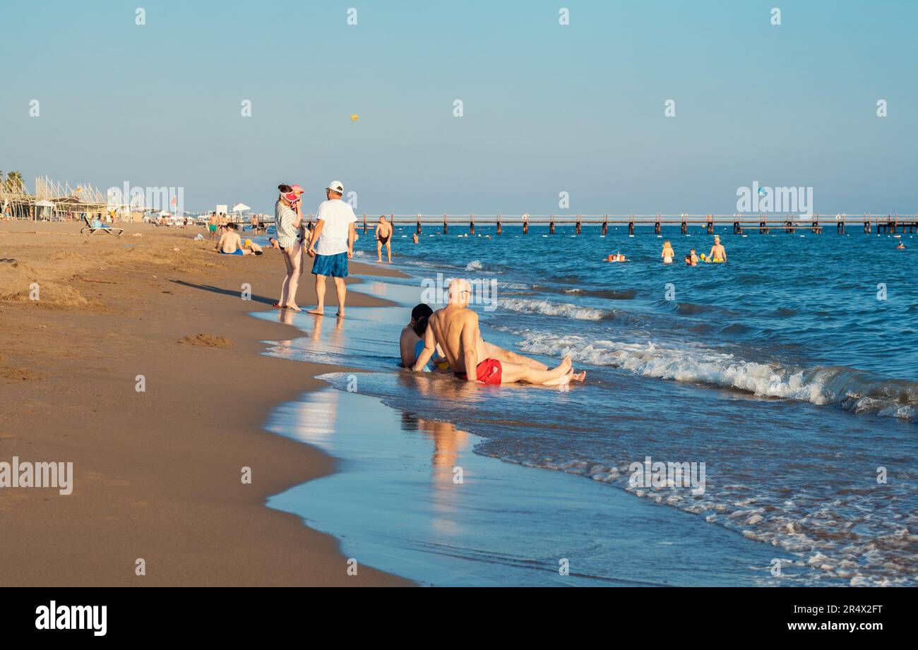 Antalya ; Turquie-11 septembre ; 2022 : personnes se baignant au soleil, se baignant ou se promenant sur la plage en été. Antalya une ville populaire pour russe, ukrainien Banque D'Images