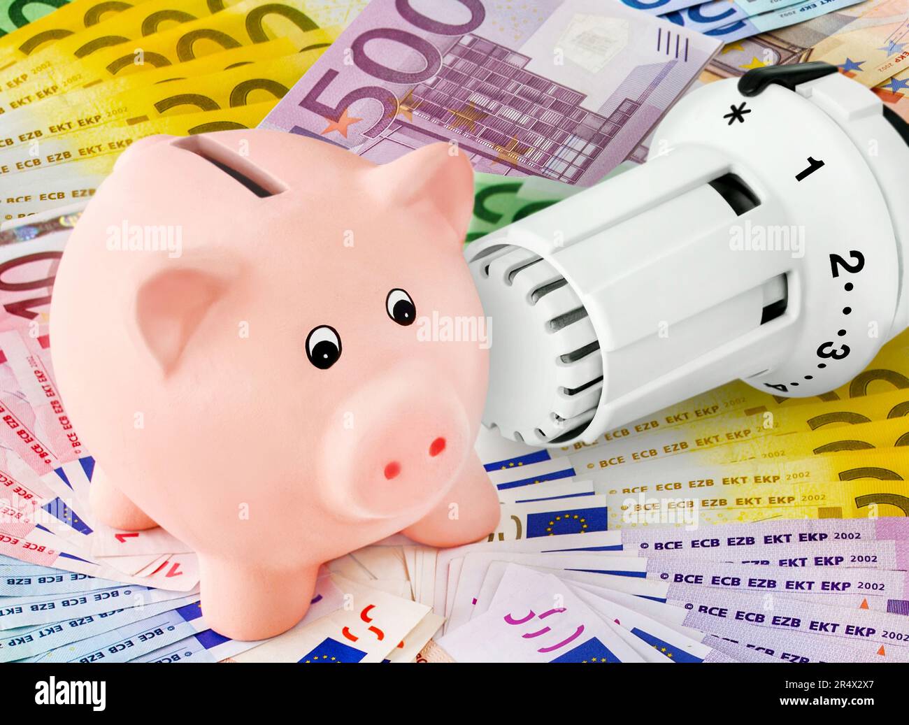 Kosten für Energie mit Heizthermostat, Sparschwein und Euro Geldscheine Banque D'Images