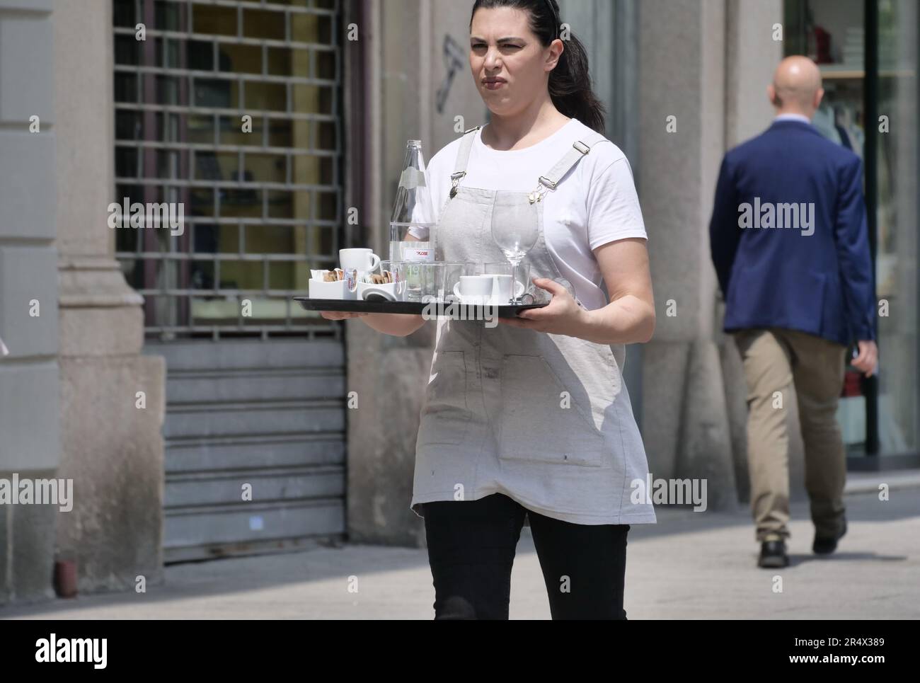 Bergame, Italie. 30th mai 2023. Les emplois de cuisiniers et de serveurs ne sont pas aussi attrayants qu'à l'époque pré-pandémique, les bars et les restaurants ont beaucoup de difficulté à trouver de la main-d'œuvre et à garantir un service à la clientèle adéquat. Crédit : Agence photo indépendante/Alamy Live News Banque D'Images