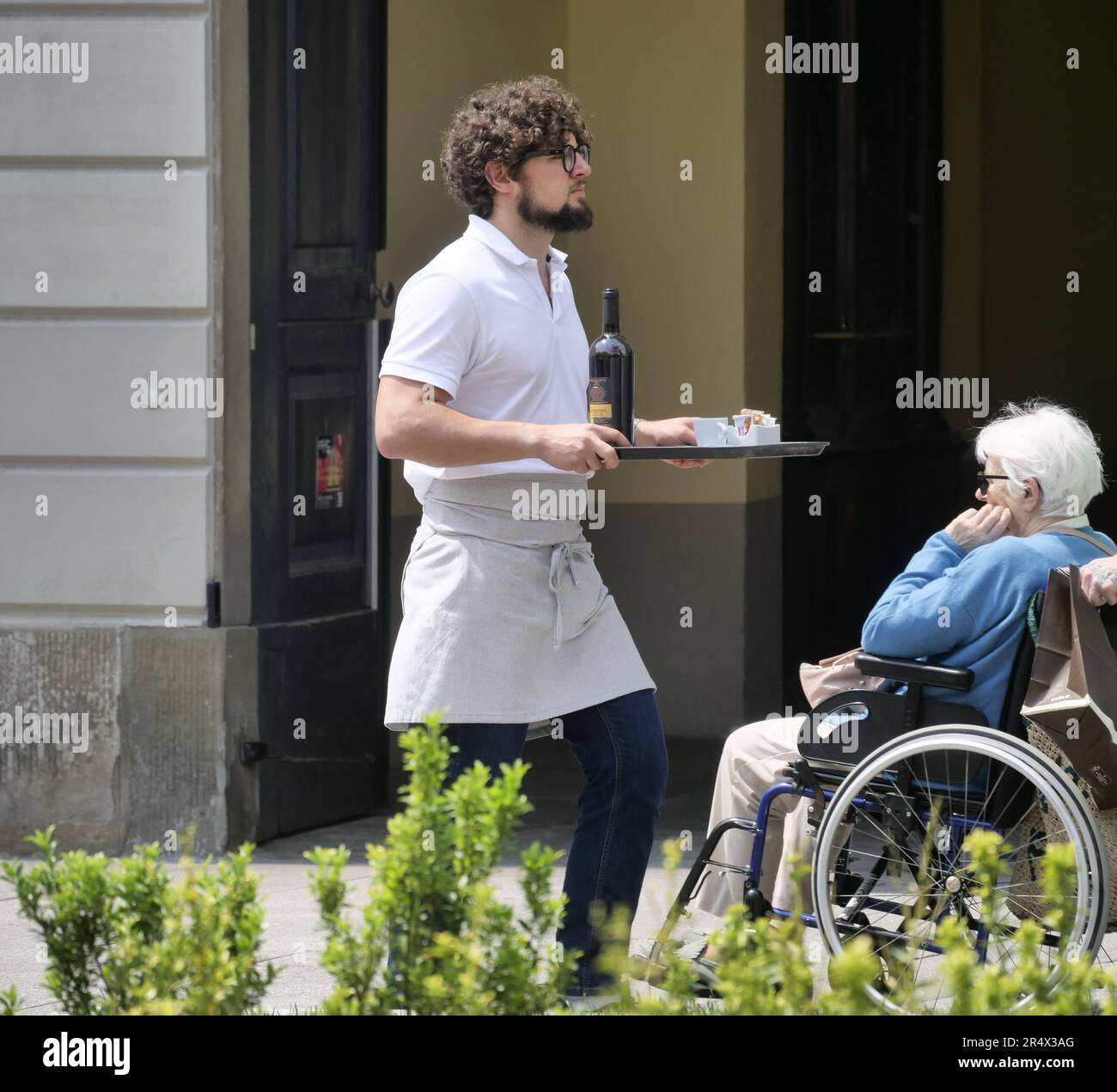 Bergame, Italie. 30th mai 2023. Les emplois de cuisiniers et de serveurs ne sont pas aussi attrayants qu'à l'époque pré-pandémique, les bars et les restaurants ont beaucoup de difficulté à trouver de la main-d'œuvre et à garantir un service à la clientèle adéquat. Crédit : Agence photo indépendante/Alamy Live News Banque D'Images