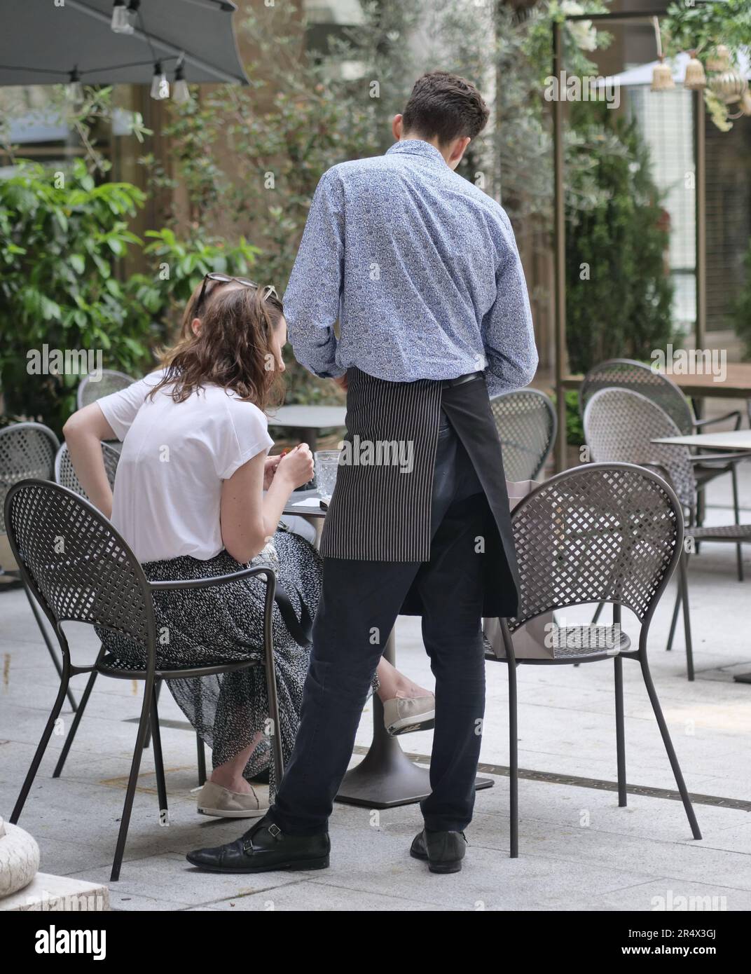 Bergame, Italie. 30th mai 2023. Les emplois de cuisiniers et de serveurs ne sont pas aussi attrayants qu'à l'époque pré-pandémique, les bars et les restaurants ont beaucoup de difficulté à trouver de la main-d'œuvre et à garantir un service à la clientèle adéquat. Crédit : Agence photo indépendante/Alamy Live News Banque D'Images