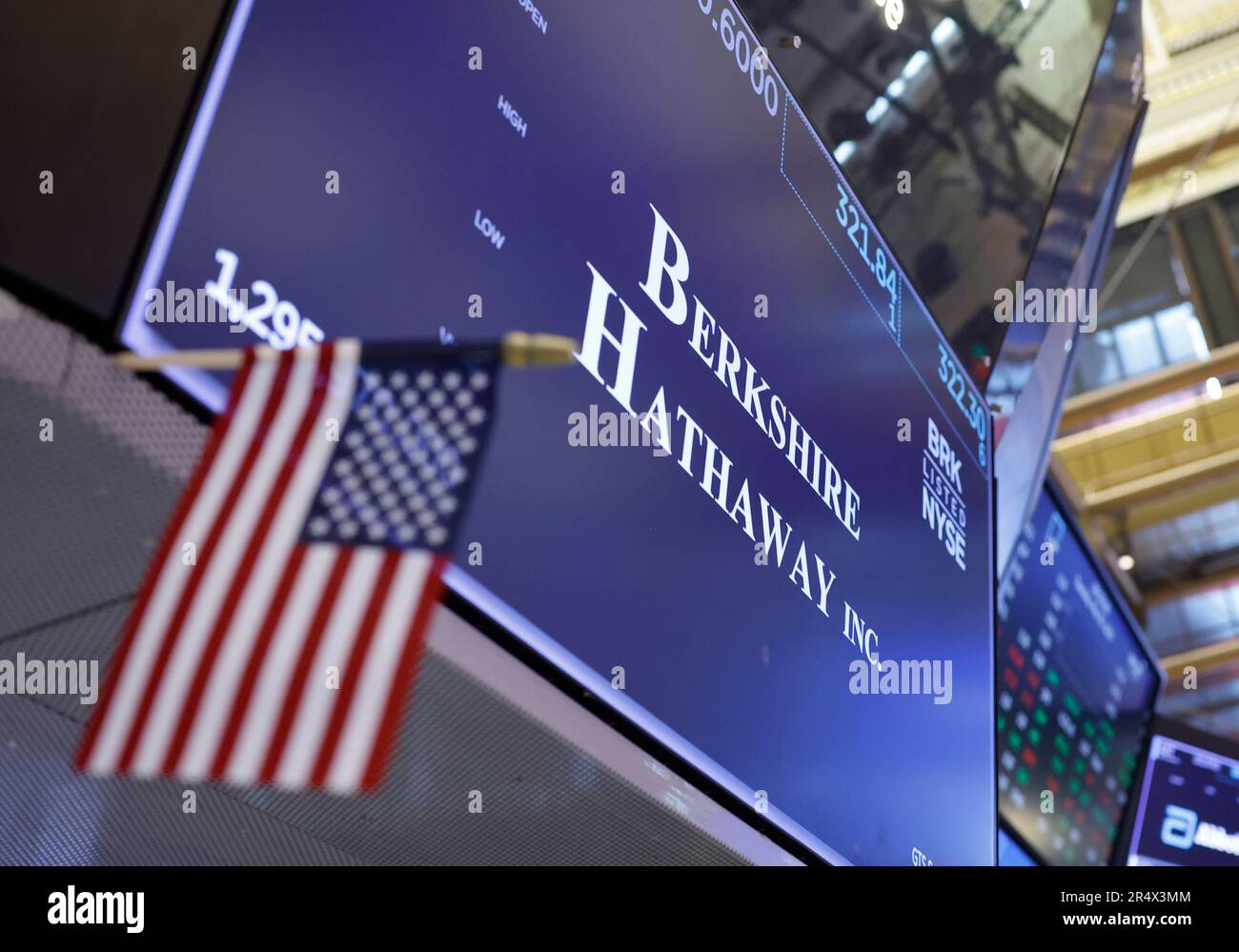 New York, États-Unis. 30th mai 2023. Le logo Berkshire Hathaway est affiché sur un écran au sol de la Bourse de New York à Wall Street à New York le mardi, 30 mai 2023. Le Congrès semble sur la bonne voie pour adopter une loi visant à augmenter la limite d'emprunt fédérale et à éviter un éventuel défaut sur la dette de la nation. Photo de John Angelillo/UPI crédit: UPI/Alay Live News Banque D'Images