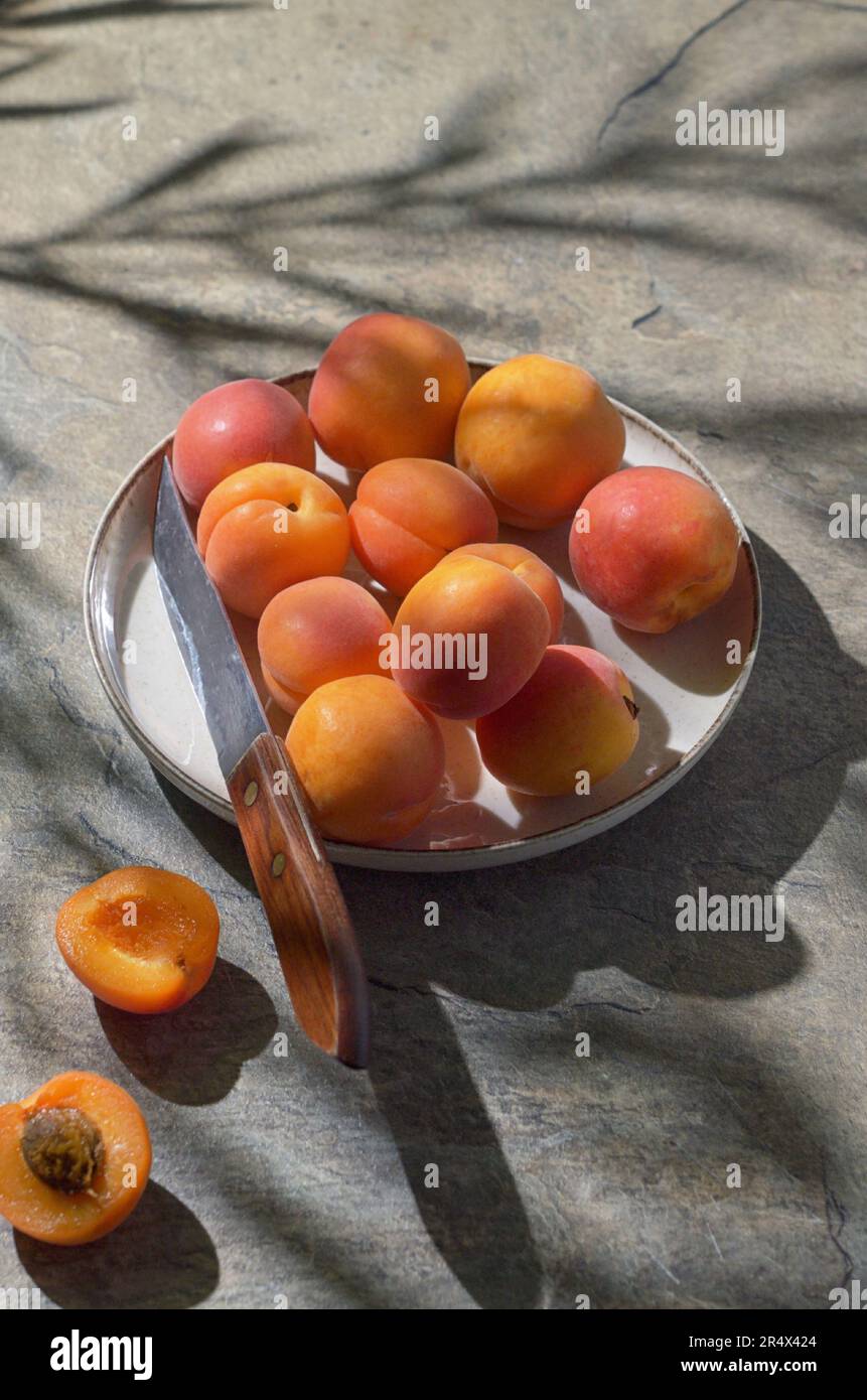 Délicieux abricots doux mûrs sur la table en pierre Banque D'Images