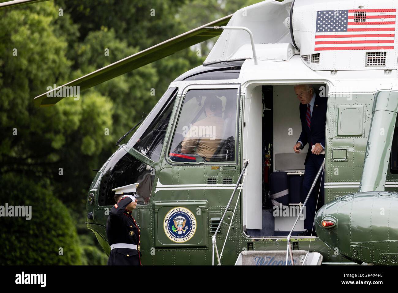Le président des États-Unis Joe Biden débarque de Marine One à la Maison Blanche à Washington, DC, mardi, 30 mai 2023. Crédit: Julia Nikhinson/piscine via CNP Banque D'Images