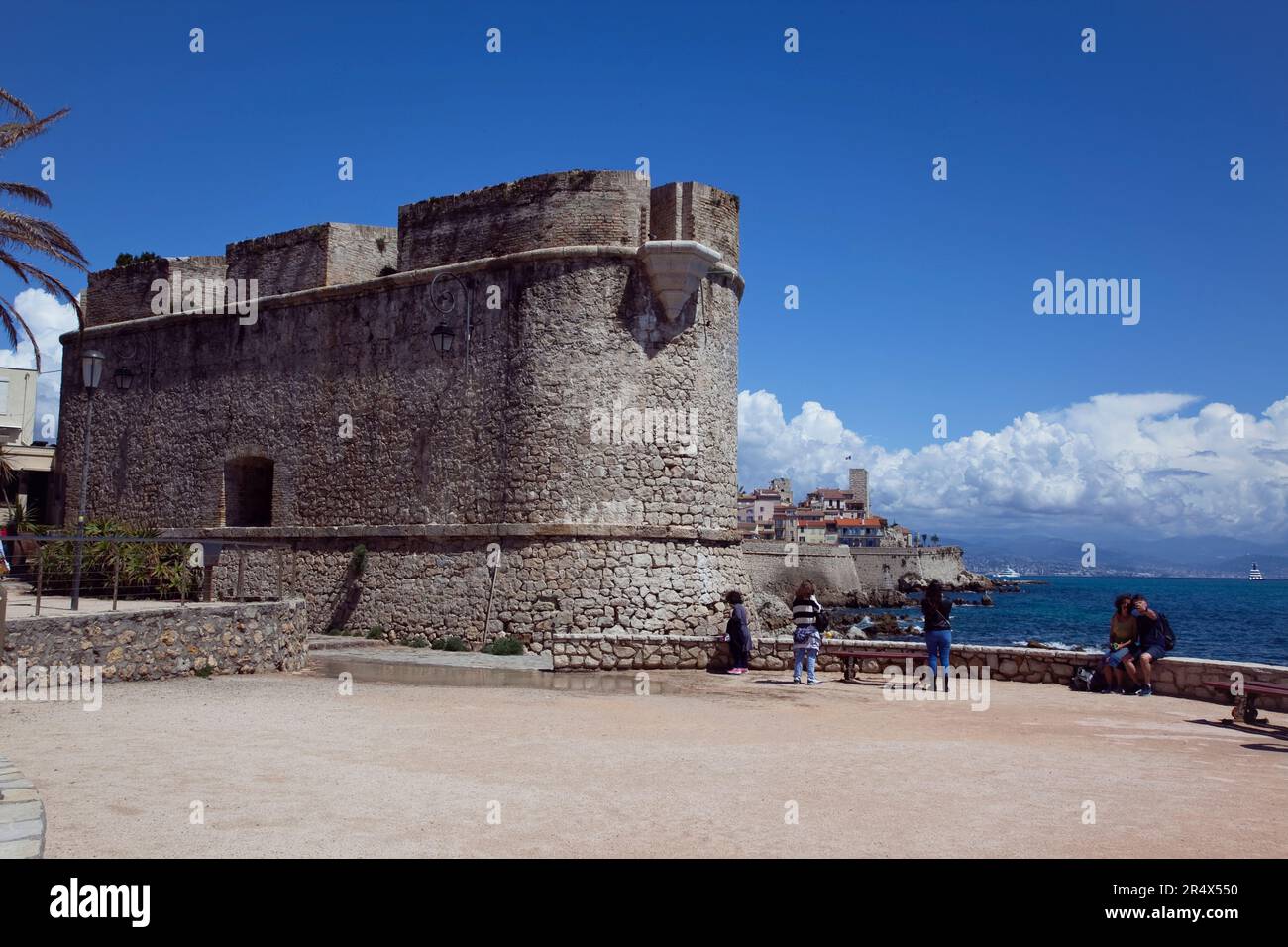 France, Provence-Alpes-Côte d'Azur, Antibes, vieux remparts et littoral. Banque D'Images