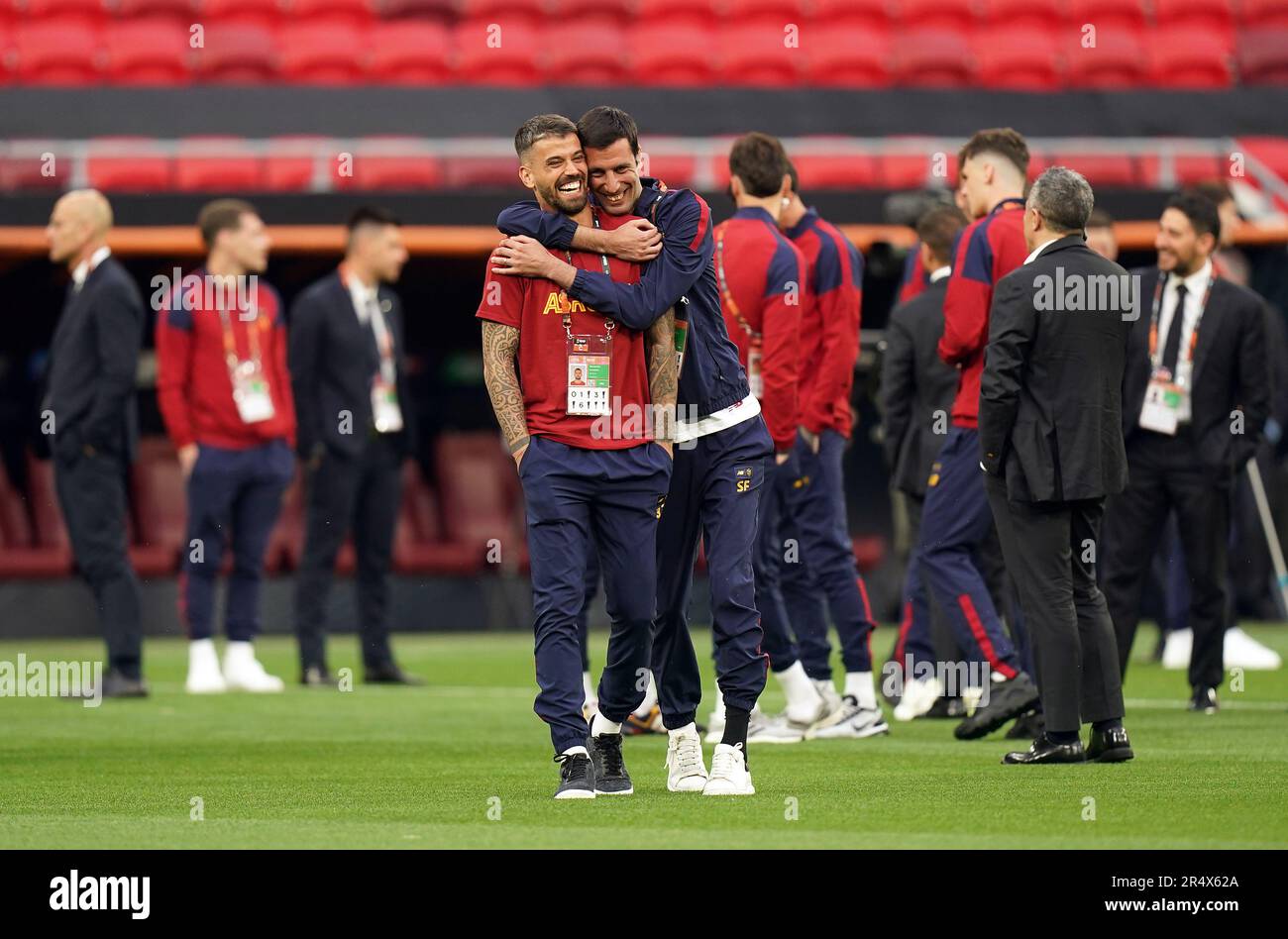 Leonardo Spinazzola de Rome et ses coéquipiers lors d'une promenade sur le terrain de la Puskas Arena, Budapest. Date de la photo: Mardi 30 mai 2023. Banque D'Images