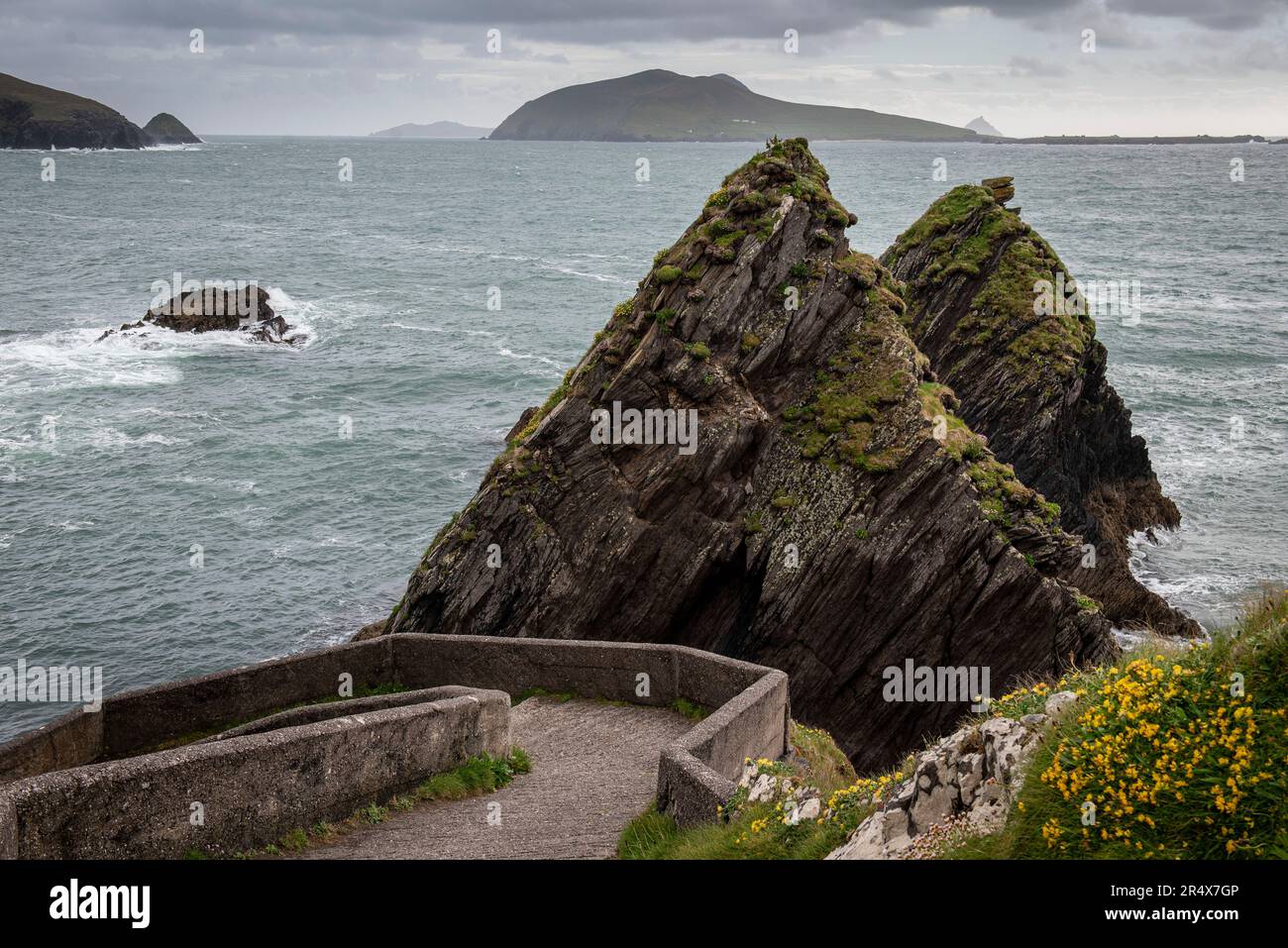 Vue depuis le long de la route de promenade de la mer jusqu'à la jetée Dunquin à Dunquin sur la pointe de la péninsule de Dingle donnant sur l'océan Atlantique et le Bla... Banque D'Images