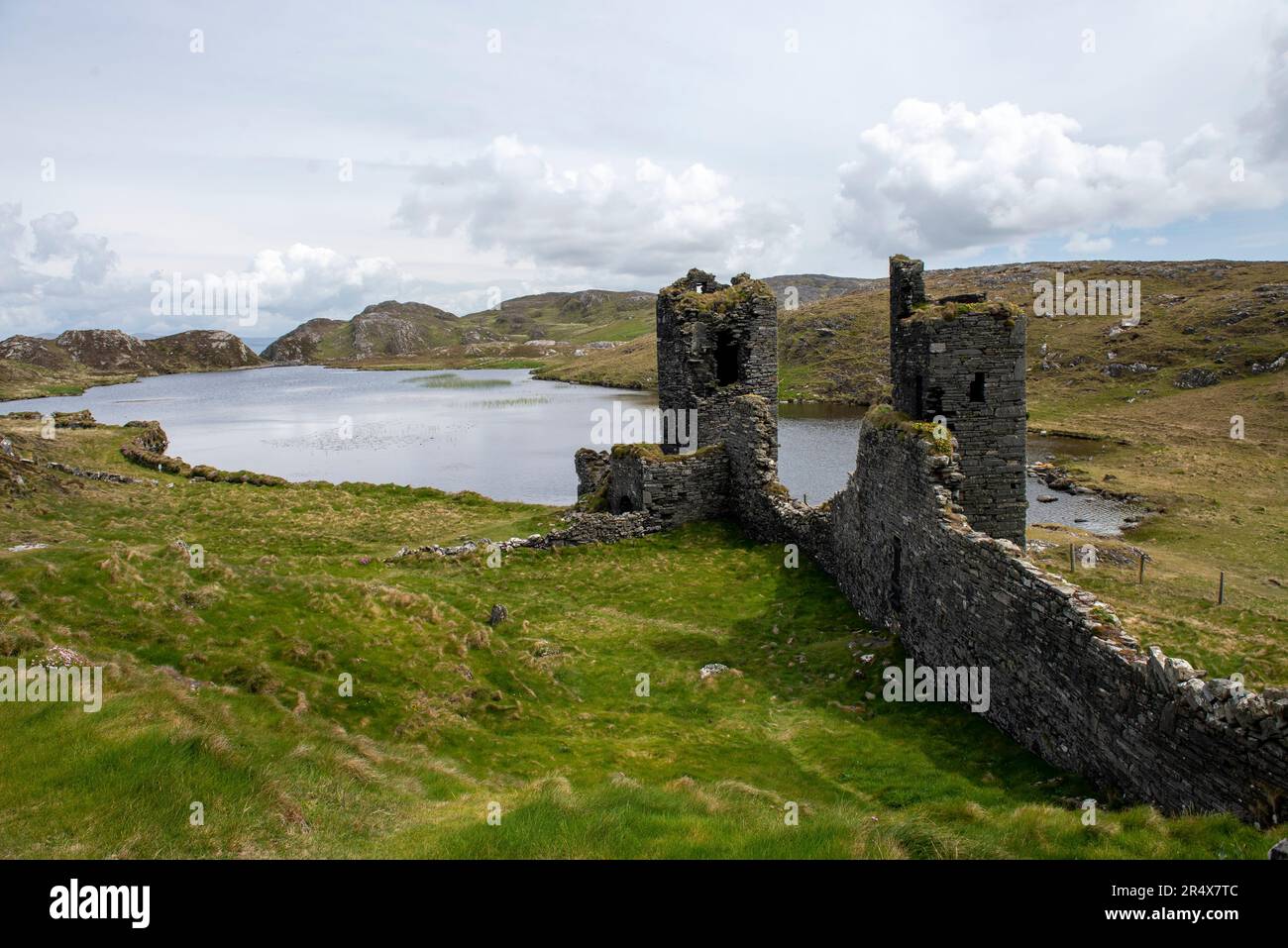 Les ruines de Three Castle Head, Dunlough, avec vue panoramique sur les collines environnantes et la campagne de la péninsule de Mizen ; West Cork, Irlande Banque D'Images