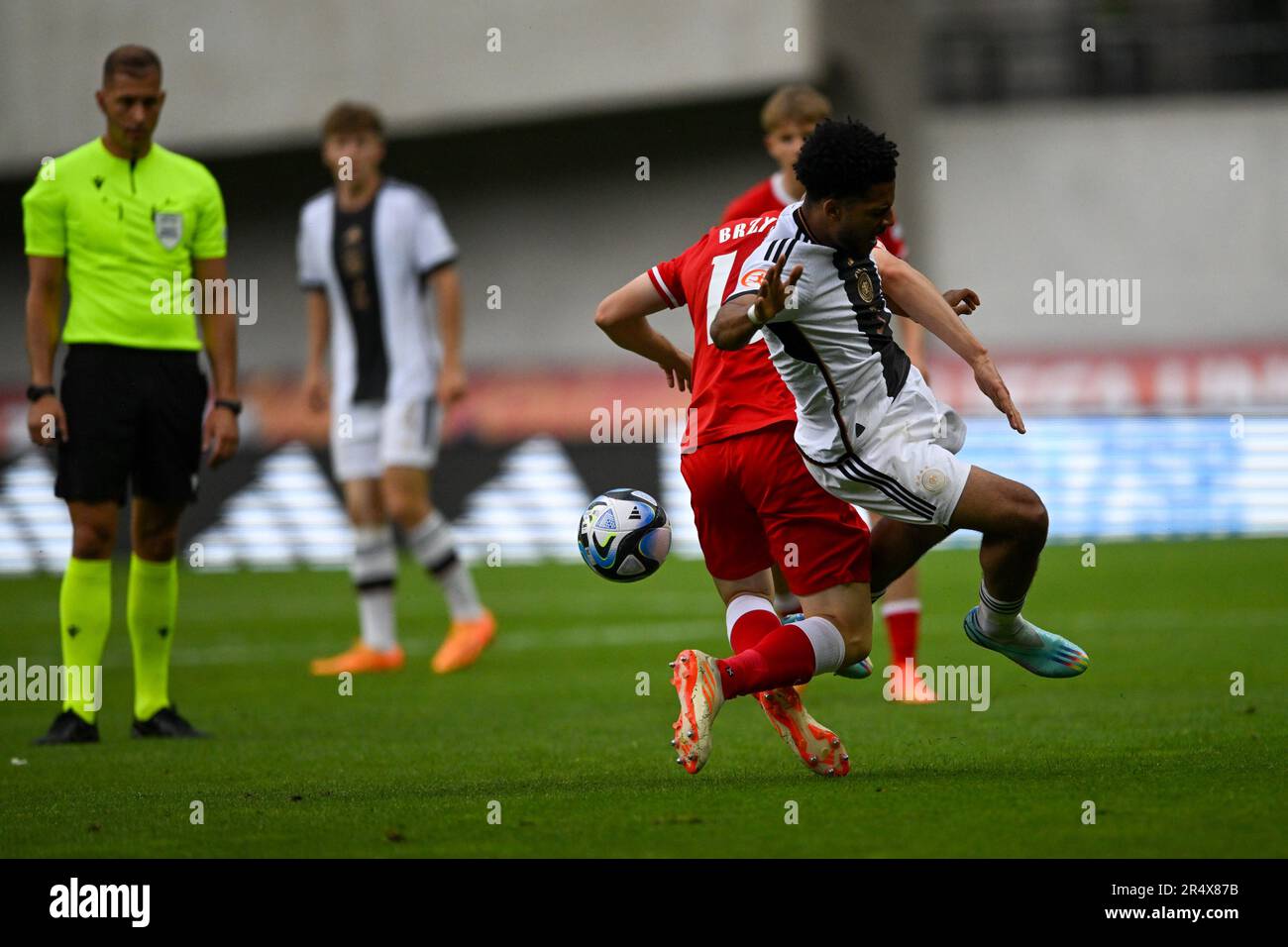 Felcsut, Hongrie. 30th mai 2023. Pologne U17's Igor Brzyski défendre le ballon de l'Allemagne U17's Paris Brunner pendant la phase de qualification Championnat des moins de 17 ans Hongrie 2023 football match Pologne U17 vs. Allemagne U17 au stade Pancho Arena à Felcsut, Hongrie, 30rd de mai 2023 crédit: Live Media Publishing Group/Alay Live News Banque D'Images