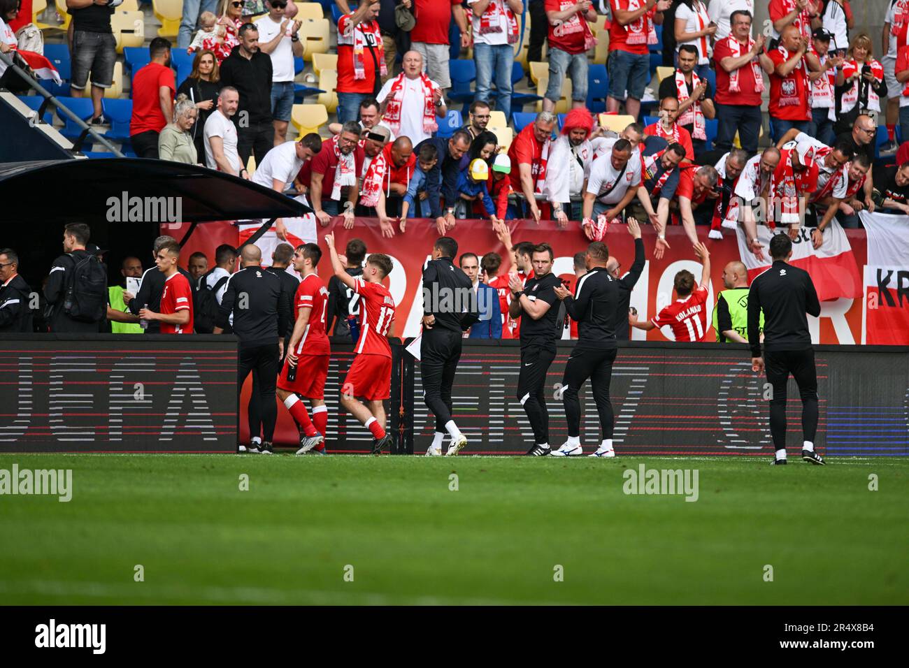 Felcsut, Hongrie. 30th mai 2023. Les supporters de la Polonia U17 remercient l'équipe de la Polonia U17 à la fin de la phase de qualification Championnat des moins de 17 ans Hongrie 2023 match de football Pologne U17 vs. Allemagne U17 au stade Pancho Arena à Felcsut, Hongrie, 30rd de mai 2023 crédit: Live Media Publishing Group/Alay Live News Banque D'Images