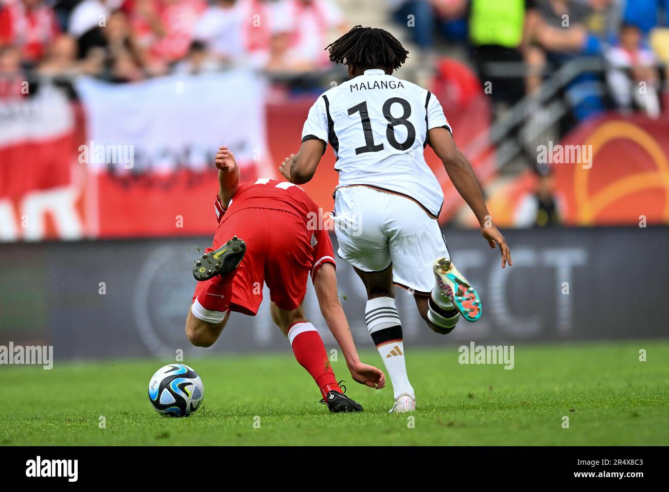 Felcsut, Hongrie. 30th mai 2023. Pologne U17's Mike Hura et Allemagne U17's Jarzinho Malanga pendant la phase de qualification Championnat des moins de 17 ans Hongrie 2023 football Match Pologne U17 vs. Allemagne U17 au stade Pancho Arena à Felcsut, Hongrie, 30rd de mai 2023 crédit: Live Media Publishing Group/Alay Live News Banque D'Images