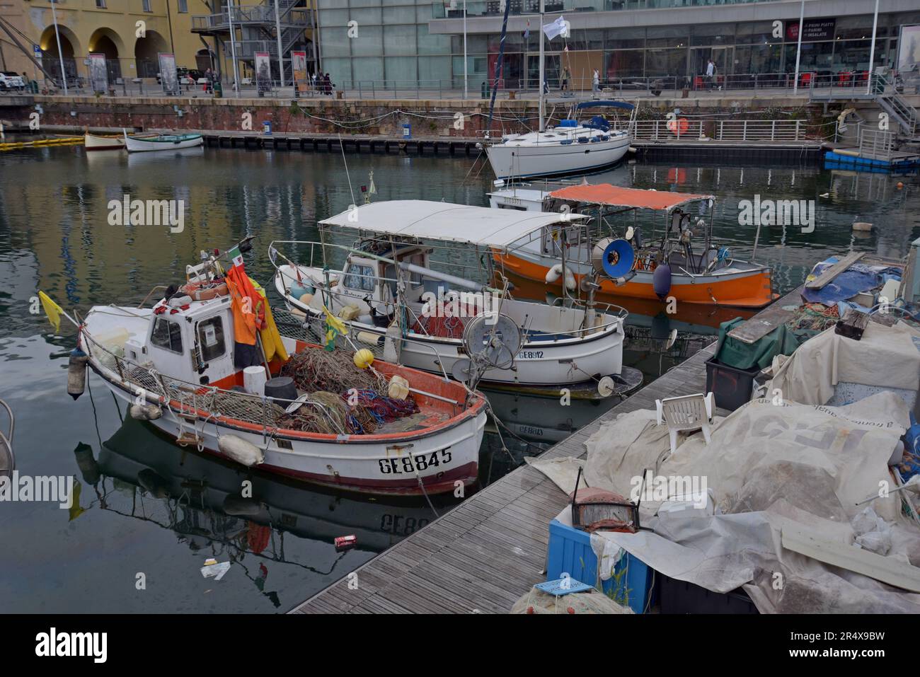 Petits bateaux de pêche amarrés dans le port de Gênes, Italie, mai 2023 Banque D'Images