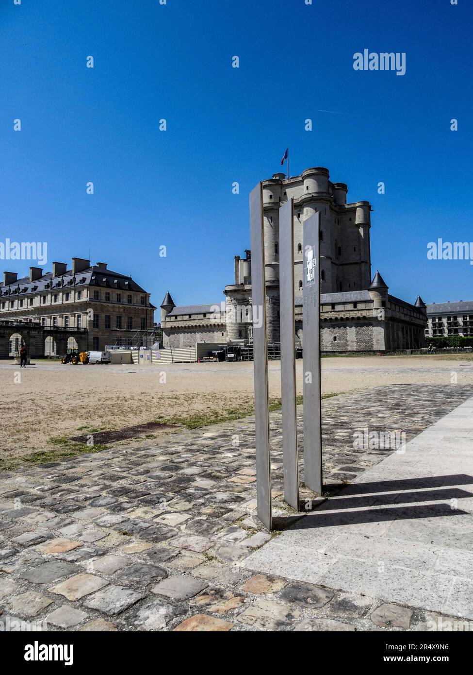 Etude architecturale haute résolution du Donjon dans le domaine du Château de Vincennes, Paris, France sous un soleil d'été Banque D'Images