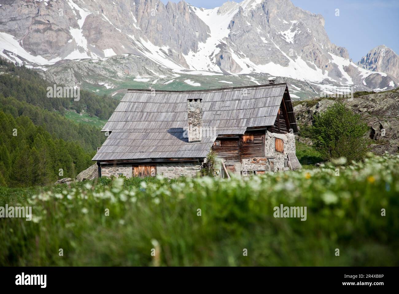 Nevache, France. 30th mai 2023. Chalets alpins le long des rives de la Claree, France sur 30 mai 2023. La vallée de la Nevache est une vallée transfrontalière aux caractéristiques naturelles et sauvages qui, en été, est devenue un lieu de tourisme dans les Hautes-Alpes. Photo par Thibaut Durand /ABACAPRESS.COM crédit: Abaca Press/Alay Live News Banque D'Images