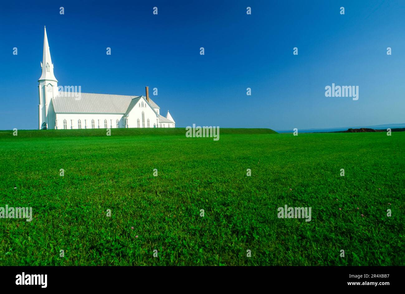 Église catholique blanche de Saint Pierre sur l'île Grindstone ; île Grindstone, Îles-de-la-Madeleine, Québec, Canada Banque D'Images