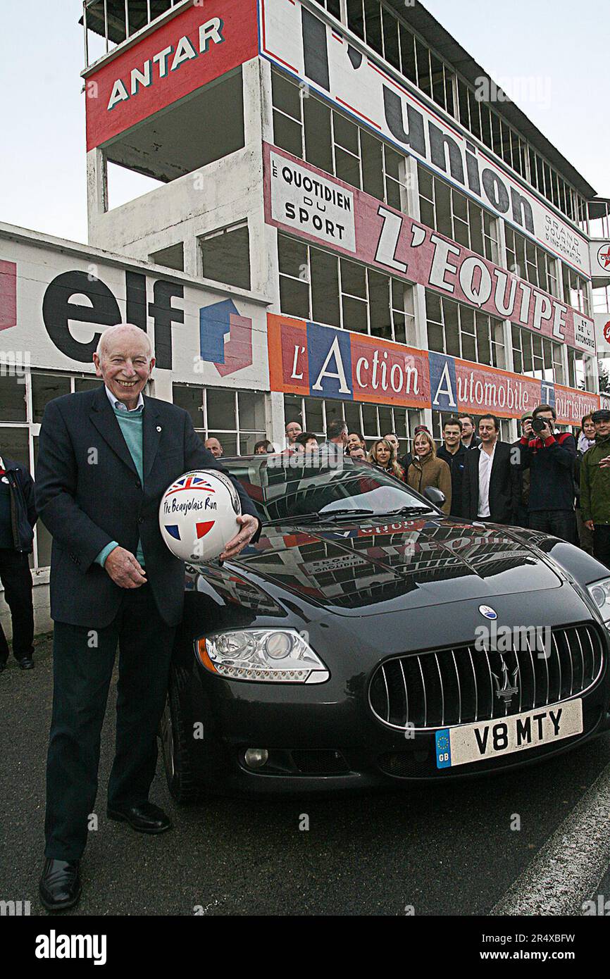 John Surtees OBE, champion du double monde du sport automobile, revient sur le circuit historique de Formule 1 de Gueux à Reims dans le cadre de la course du Beaujolais pour la première fois en 44 ans dans une Maserati qui était la dernière voiture qu'il a conduite au cicruit français. Banque D'Images