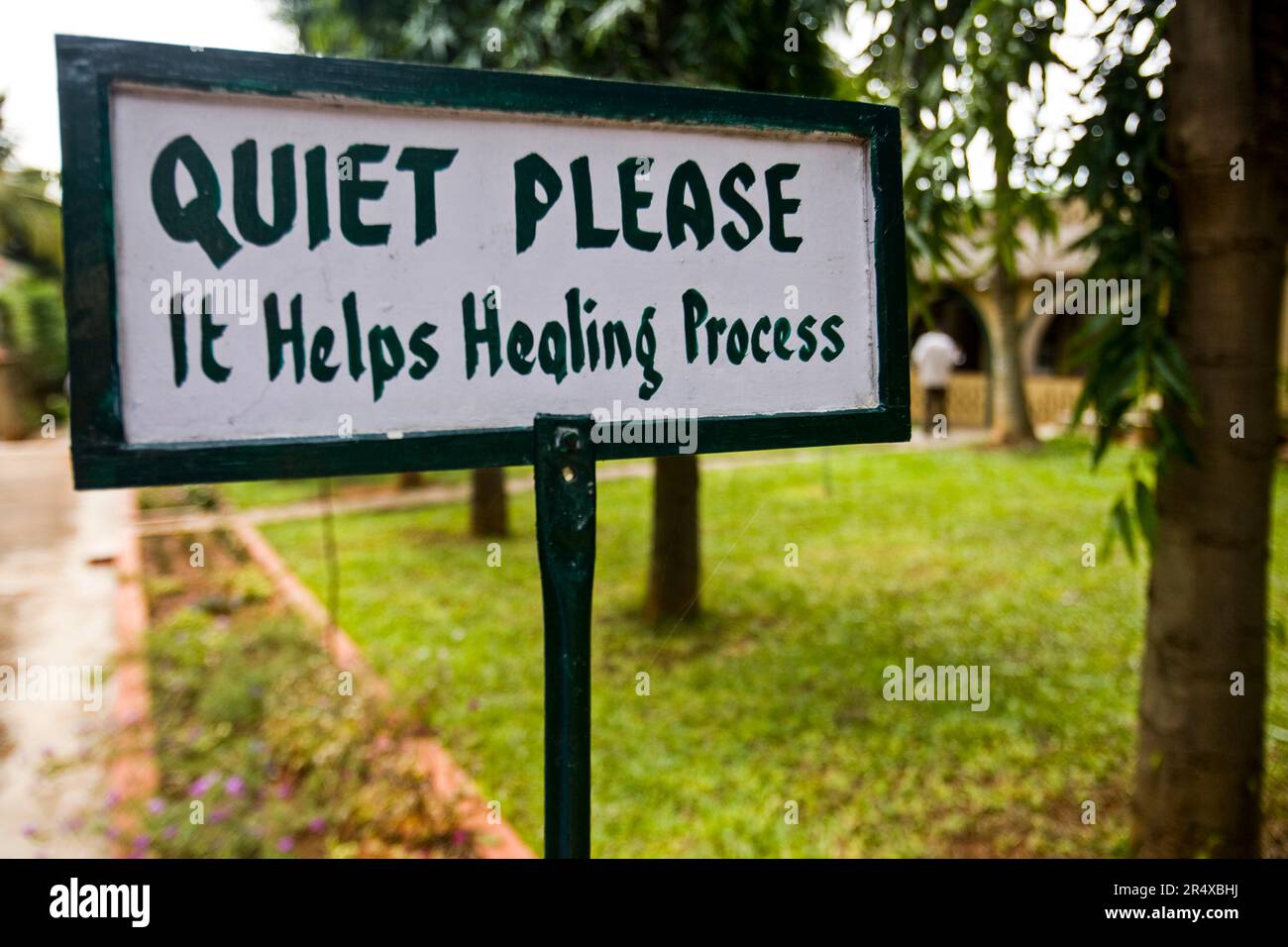 Panneau « Quiet Please » au centre ayurvédique Indus Valley en Inde ; Mysore, Inde Banque D'Images