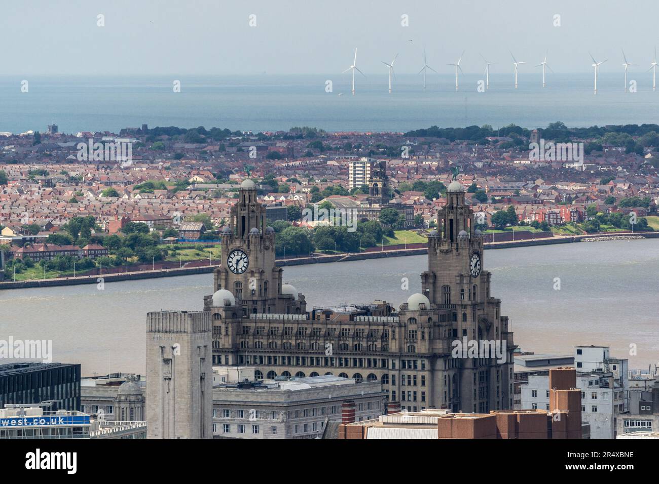 La ligne d'horizon de Liverpool depuis le sommet du Cathederal anglican surplombant les bâtiments du foie et la rivière Mersey Banque D'Images