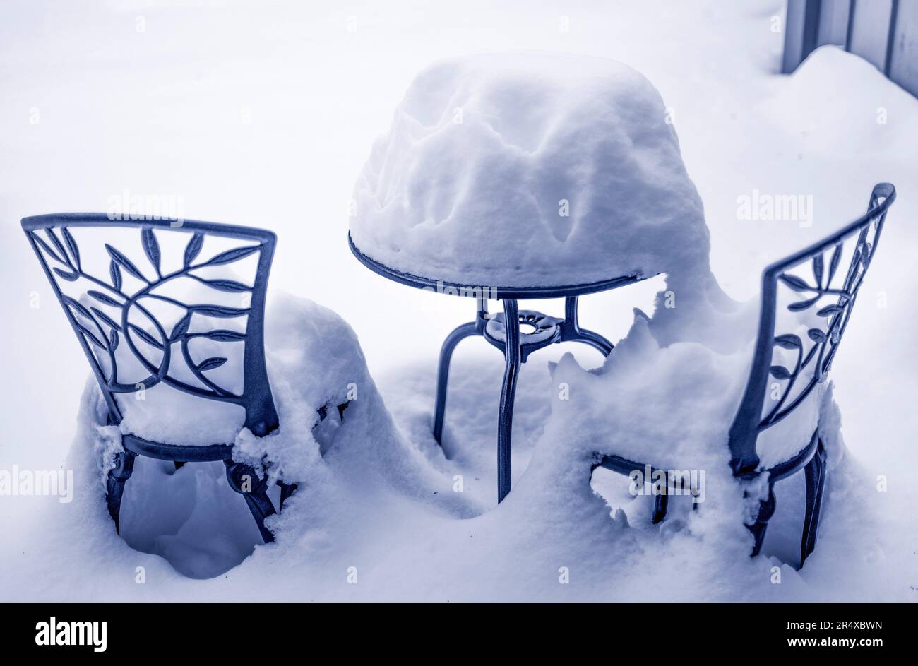 La neige profonde couvre une table et des chaises de bistro; Surrey, Colombie-Britannique, Canada Banque D'Images