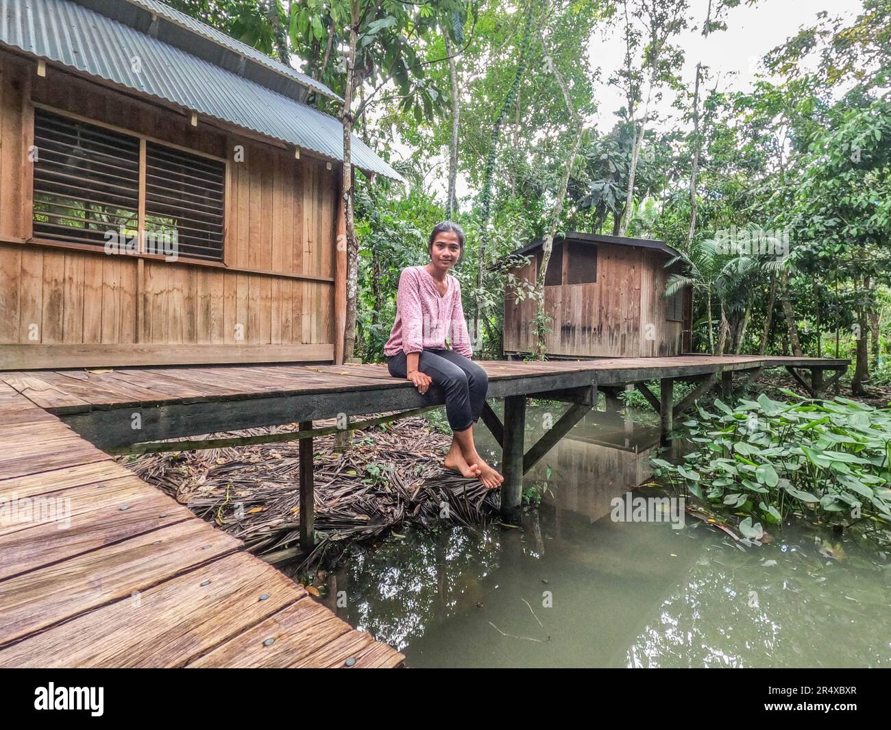 Complexe rustique dans la jungle sur le Rio Dulce, Guatemala Banque D'Images