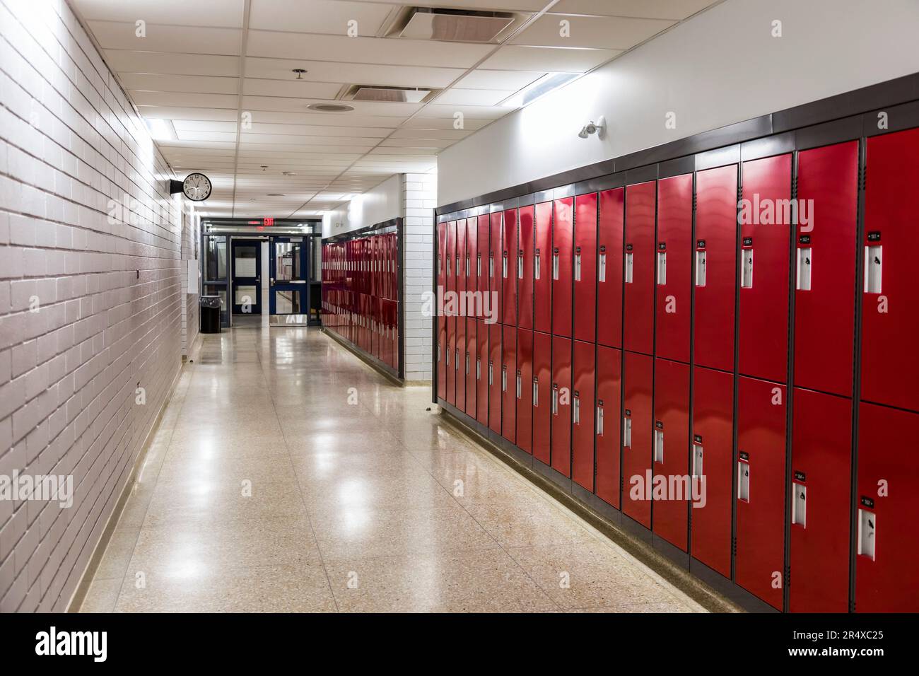 Couloir et casiers dans une école secondaire rurale récemment rénovée et modernisée ; Namao, Alberta, Canada Banque D'Images