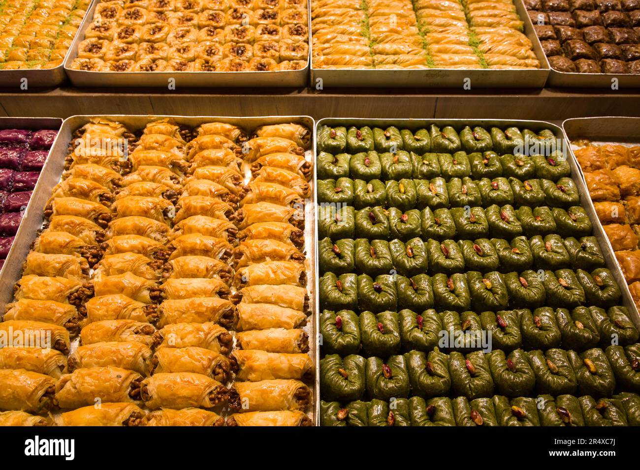 Assortiment de Baklava à vendre dans un bazar aux épices à Istanbul, Istanbul, Turquie Banque D'Images