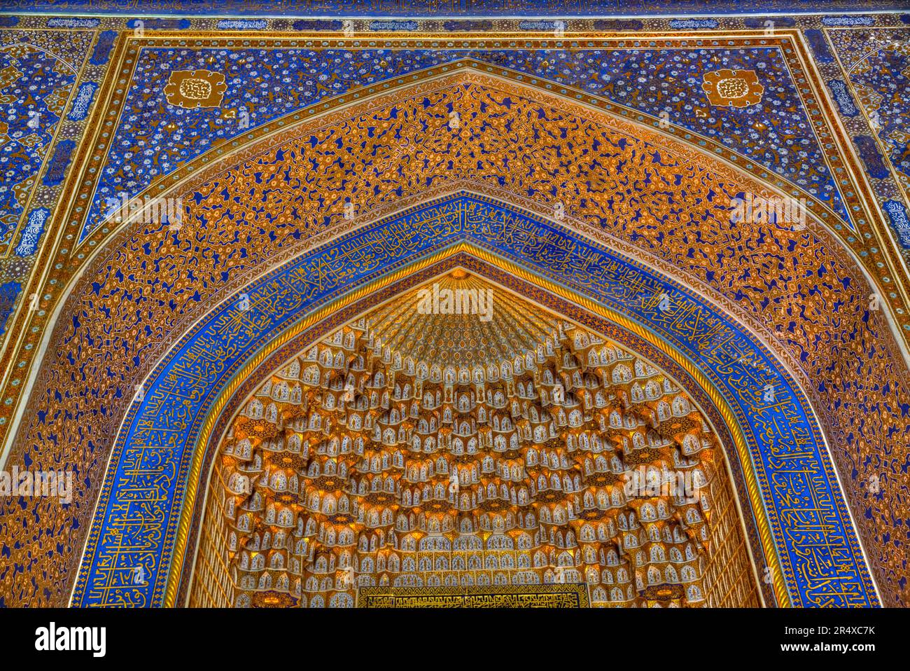 Intérieur, Tilya-Kori Madrasah (achevé en 1660), place du Registan, Ouzbékistan; Samarkand, Ouzbékistan Banque D'Images