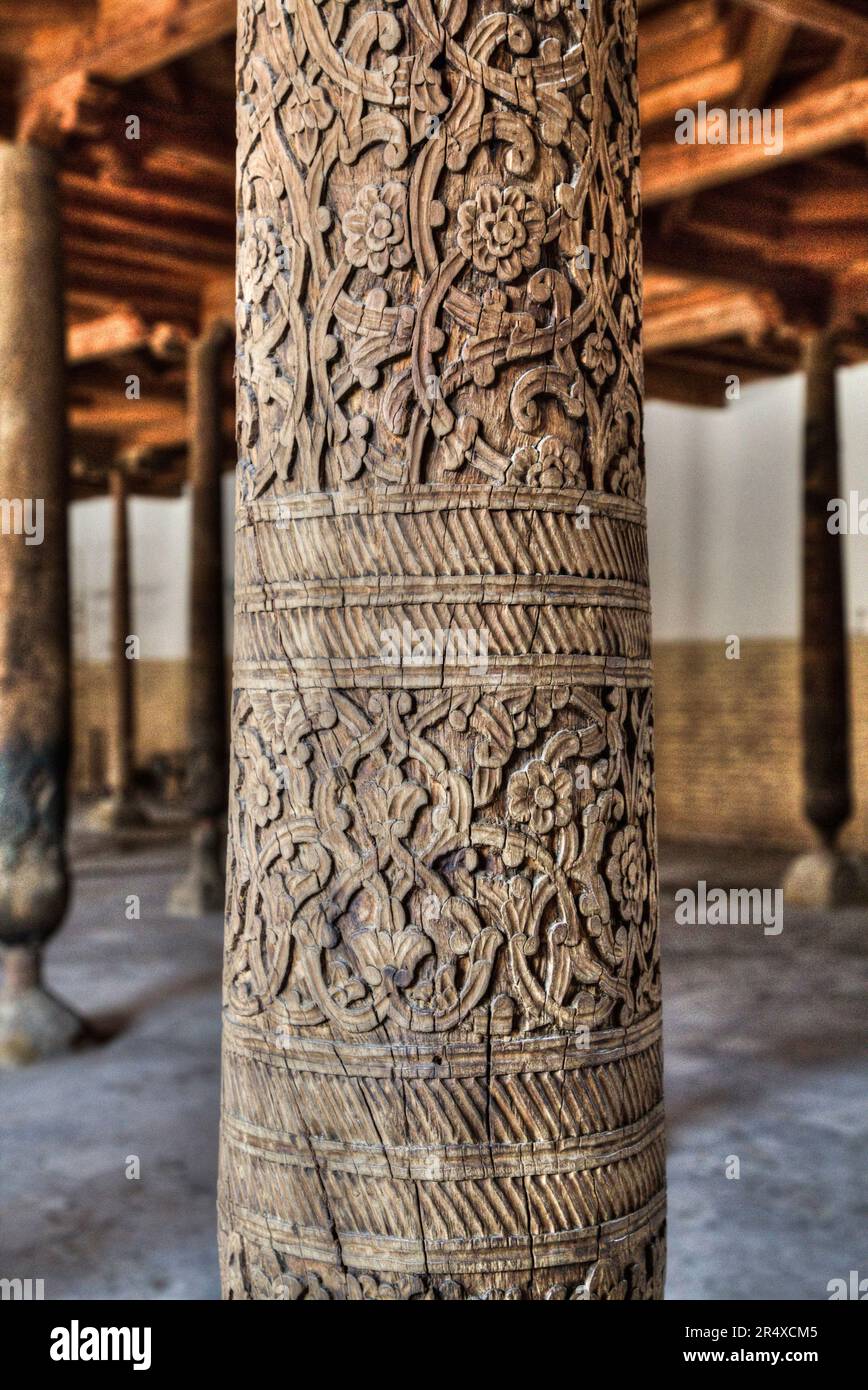 Gros plan sur le design décoratif d'une Karagacha (colonne) à l'intérieur de la mosquée Juma à Itchan Kala, un site classé au patrimoine mondial de l'UNESCO Banque D'Images