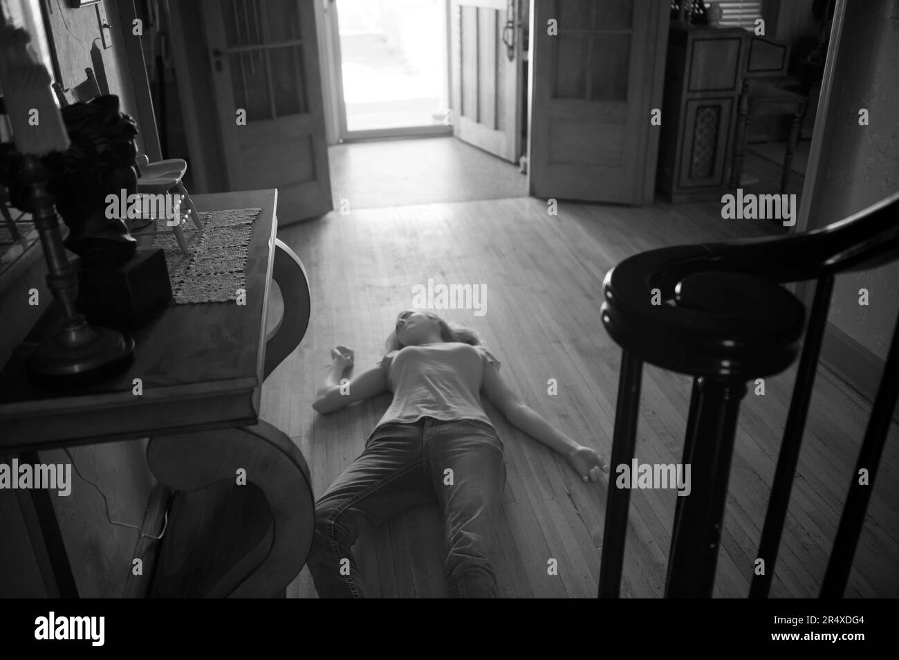 La femme semble être morte dans la porte de sa maison dans une image infrarouge; Lincoln, Nebraska, États-Unis d'Amérique Banque D'Images