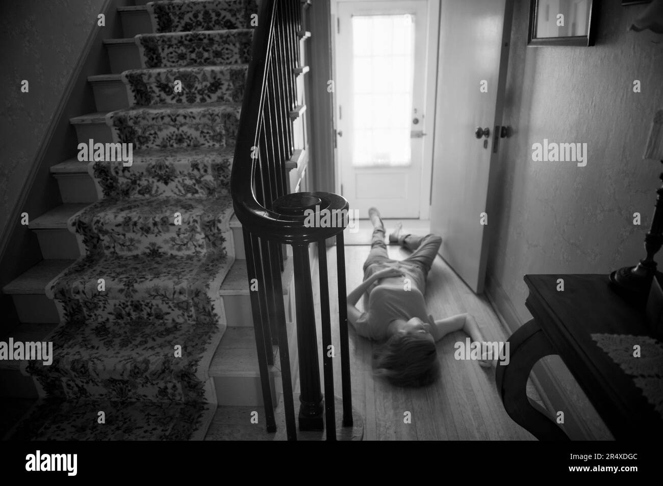 La femme semble être morte dans la porte de sa maison dans une image infrarouge; Lincoln, Nebraska, États-Unis d'Amérique Banque D'Images