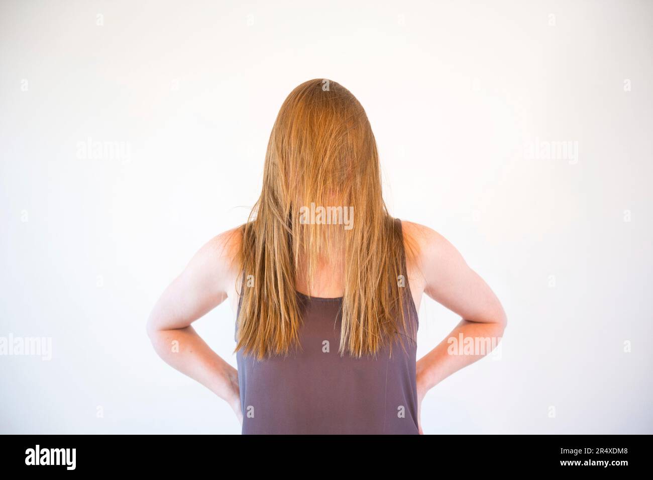 Les longs cheveux de la jeune femme obscurcissent son visage ; Lincoln, Nebraska, États-Unis d'Amérique Banque D'Images