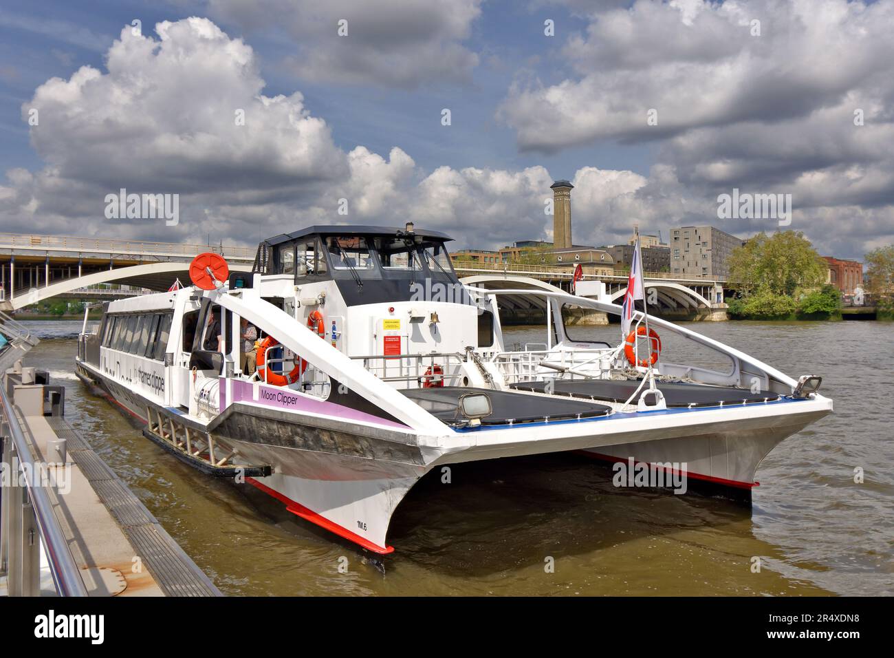 London Wandsworth Battersea bleu ciel au-dessus de la Tamise et Chelsea Bridge et Uber Boat thames tondeuse à quai à la jetée de Coaling Banque D'Images