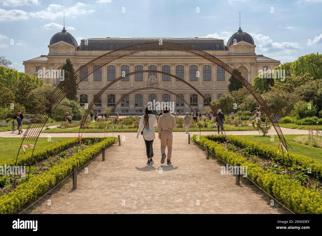 Paris, France - 05 19 2023 : jardin des plantes, Grande Galerie de l'évolution. Vue sur le jardin botanique et le bâtiment de la Great Evolution Gallery derrière Banque D'Images