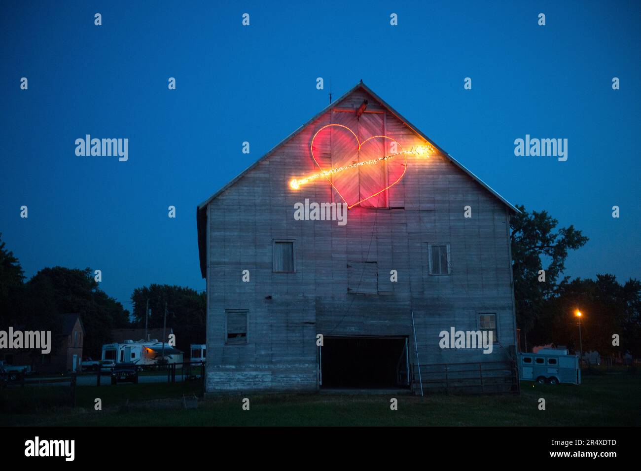 Forme de coeur réalisée à partir d'un sentier lumineux sur une grange lors d'une réception de mariage ; Gênes, Nebraska, États-Unis d'Amérique Banque D'Images
